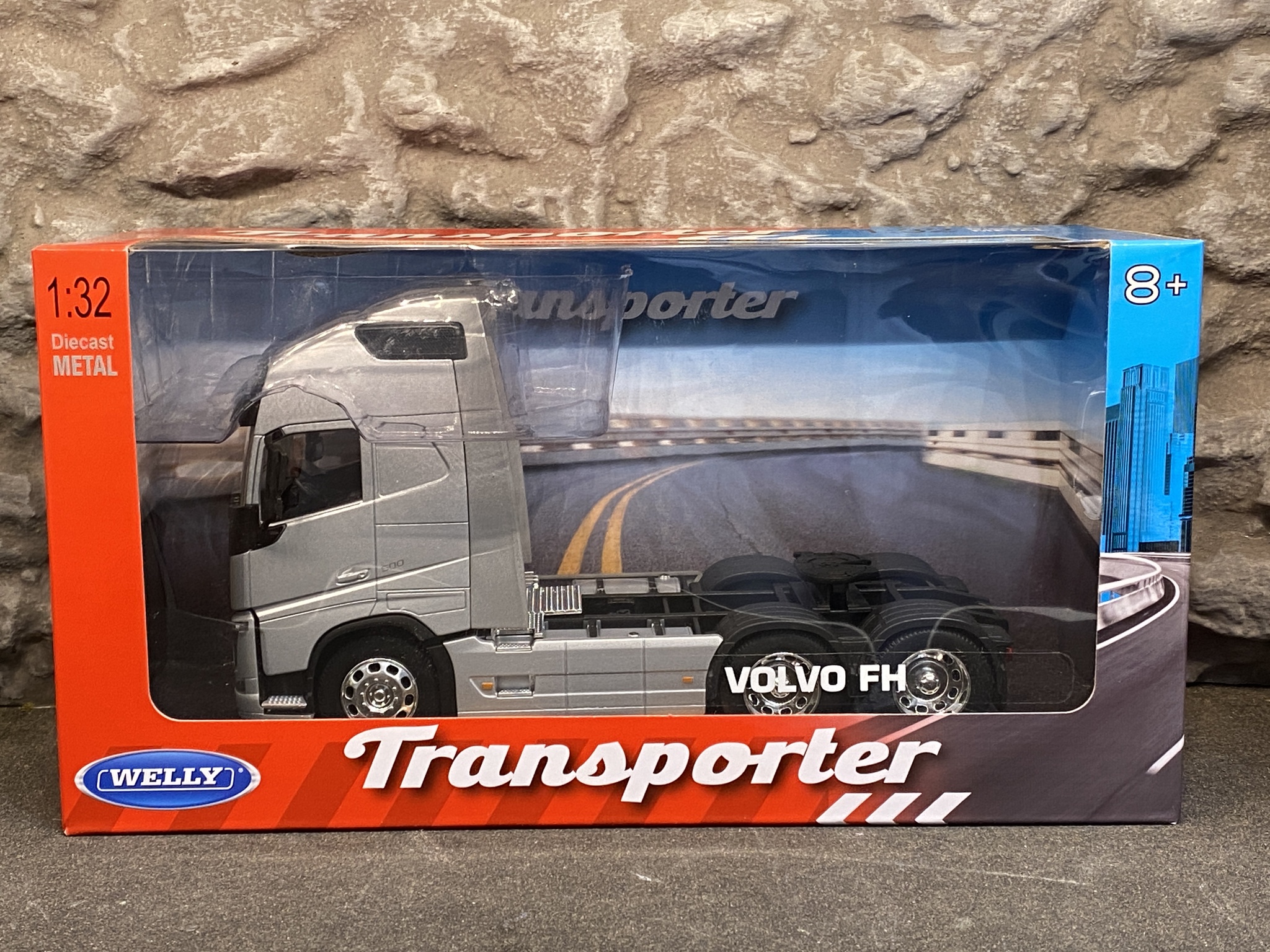 Skala 1/32 WELLY Transporter VOLVO FH Silver 6x4