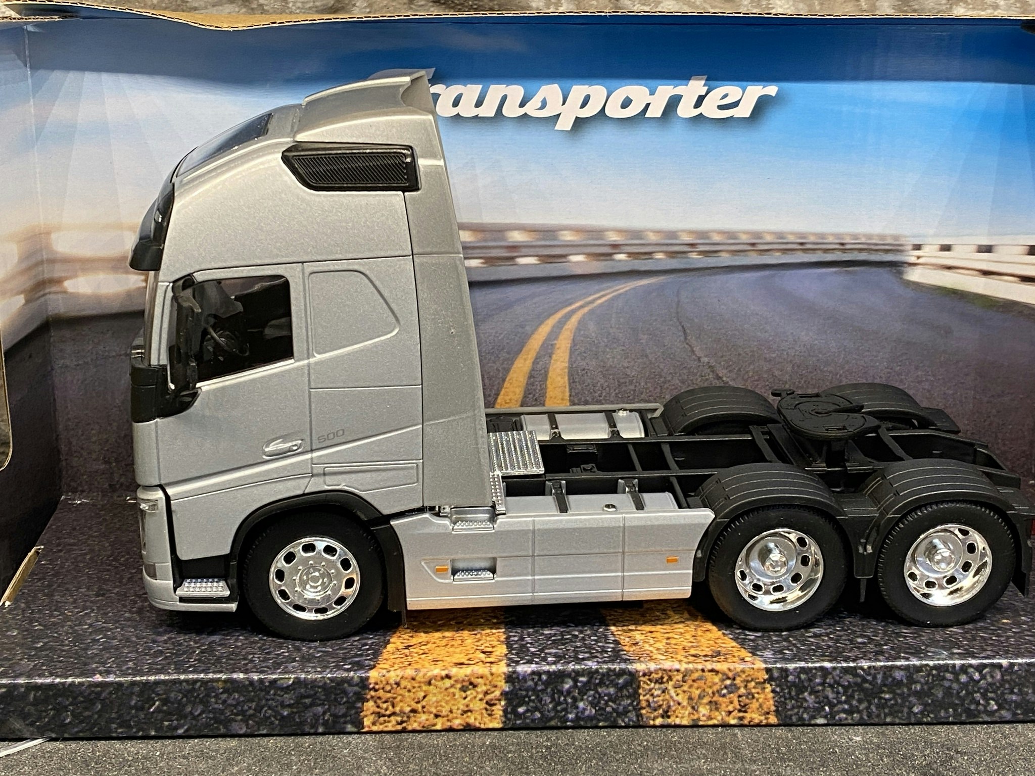 Skala 1/32 WELLY Transporter VOLVO FH Silver 6x4