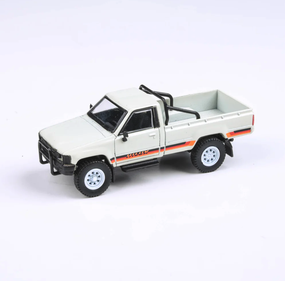 Skala 1/64 - 1984 Toyota Hilux Single Cab , White fr Para64