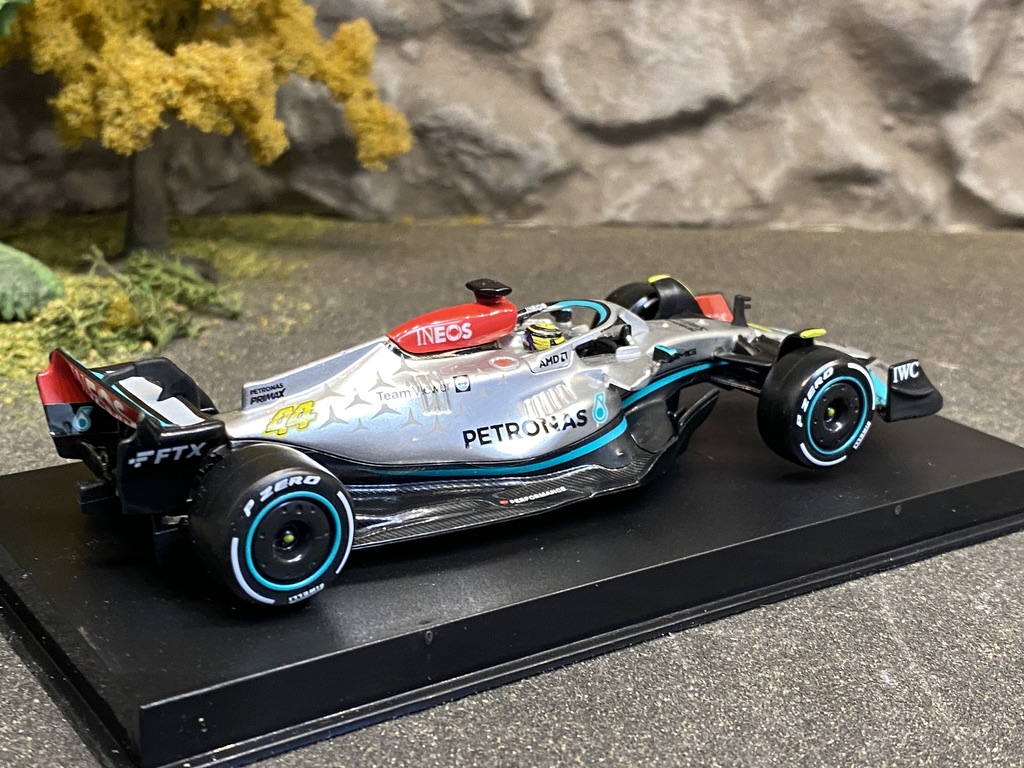 Skala 1/43 Mercedes AMG W13E Performance, No.44, L.Hamilton 22' w fig inside fr Bburago