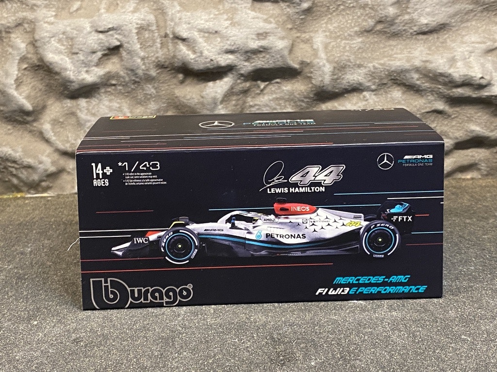 Skala 1/43 Mercedes AMG W13E Performance, No.44, L.Hamilton 22' w fig inside fr Bburago