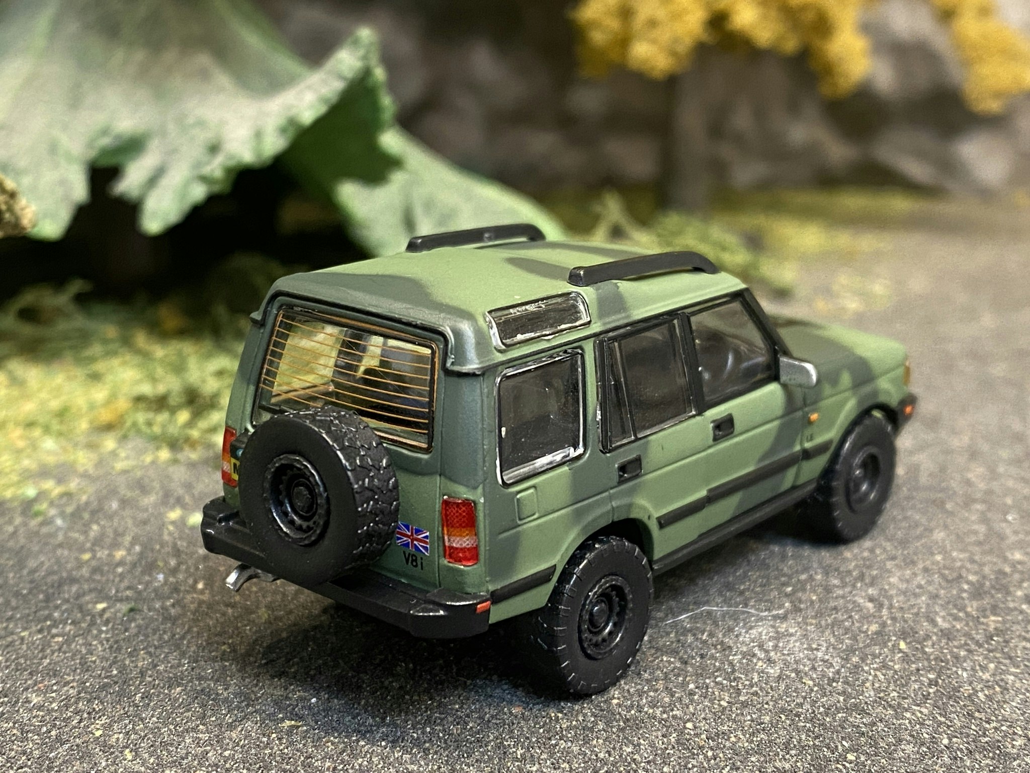 Skala 1/64 Military equipped Land Rover Discovery 1 w accessories fr BM Creations + MG