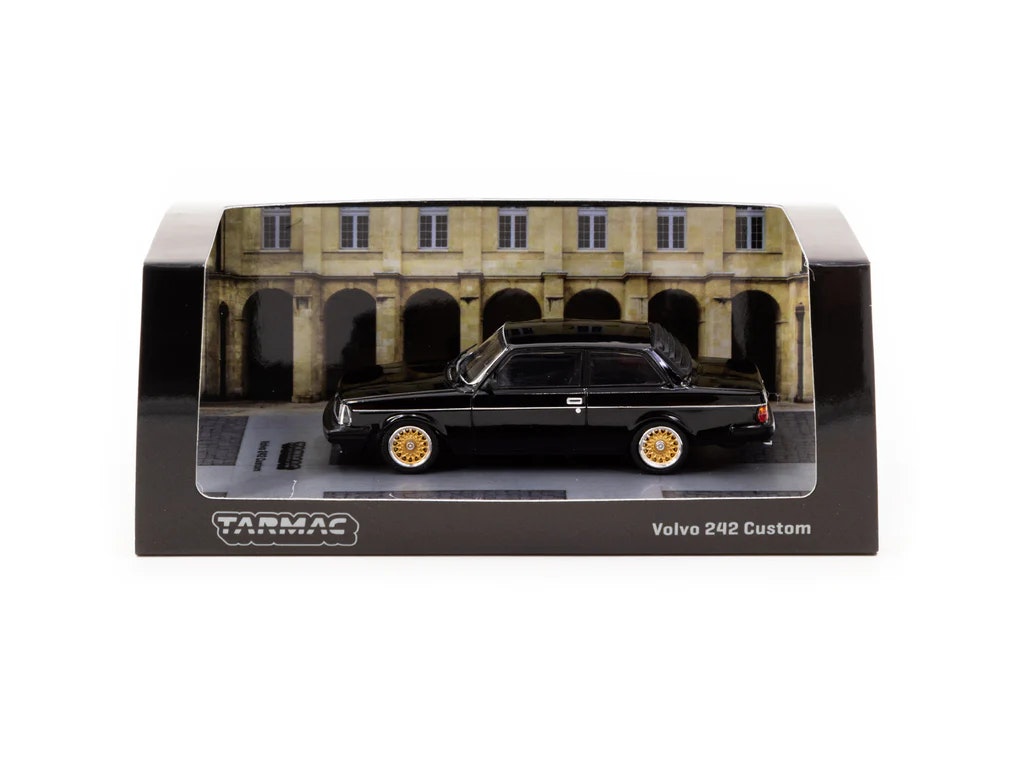 Skala 1/64 Volvo 242 Custom, Black fr TARMAC