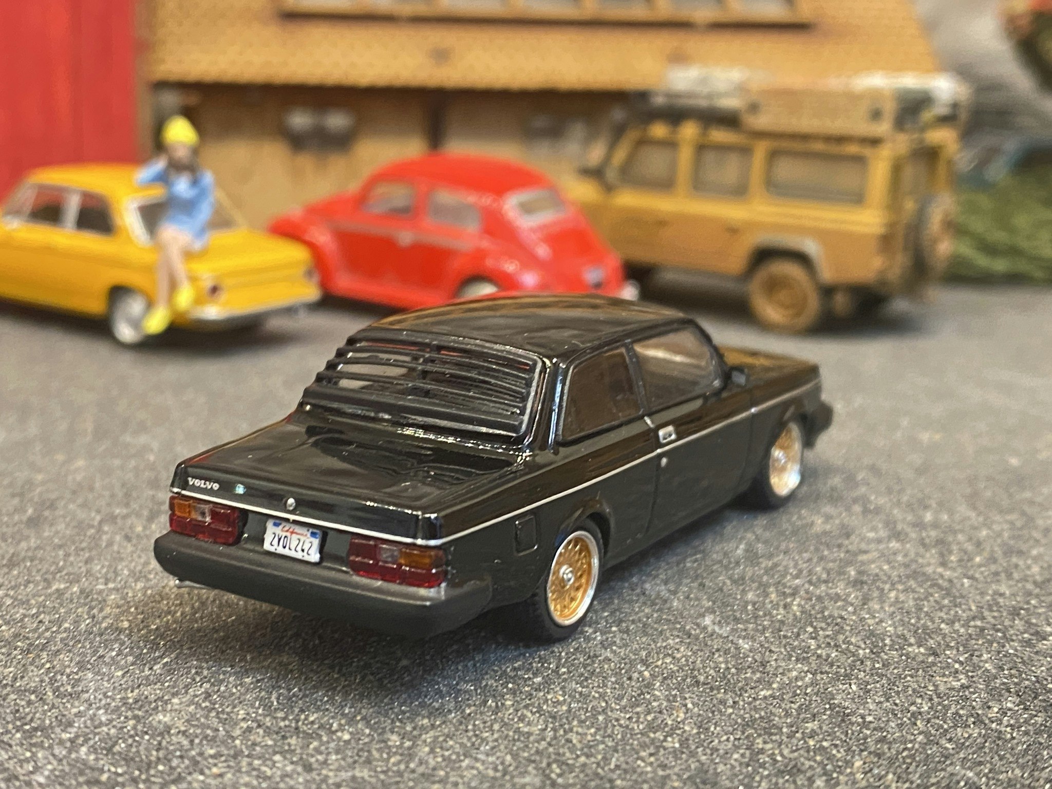 Skala 1/64 Volvo 242 Custom, Black fr TARMAC