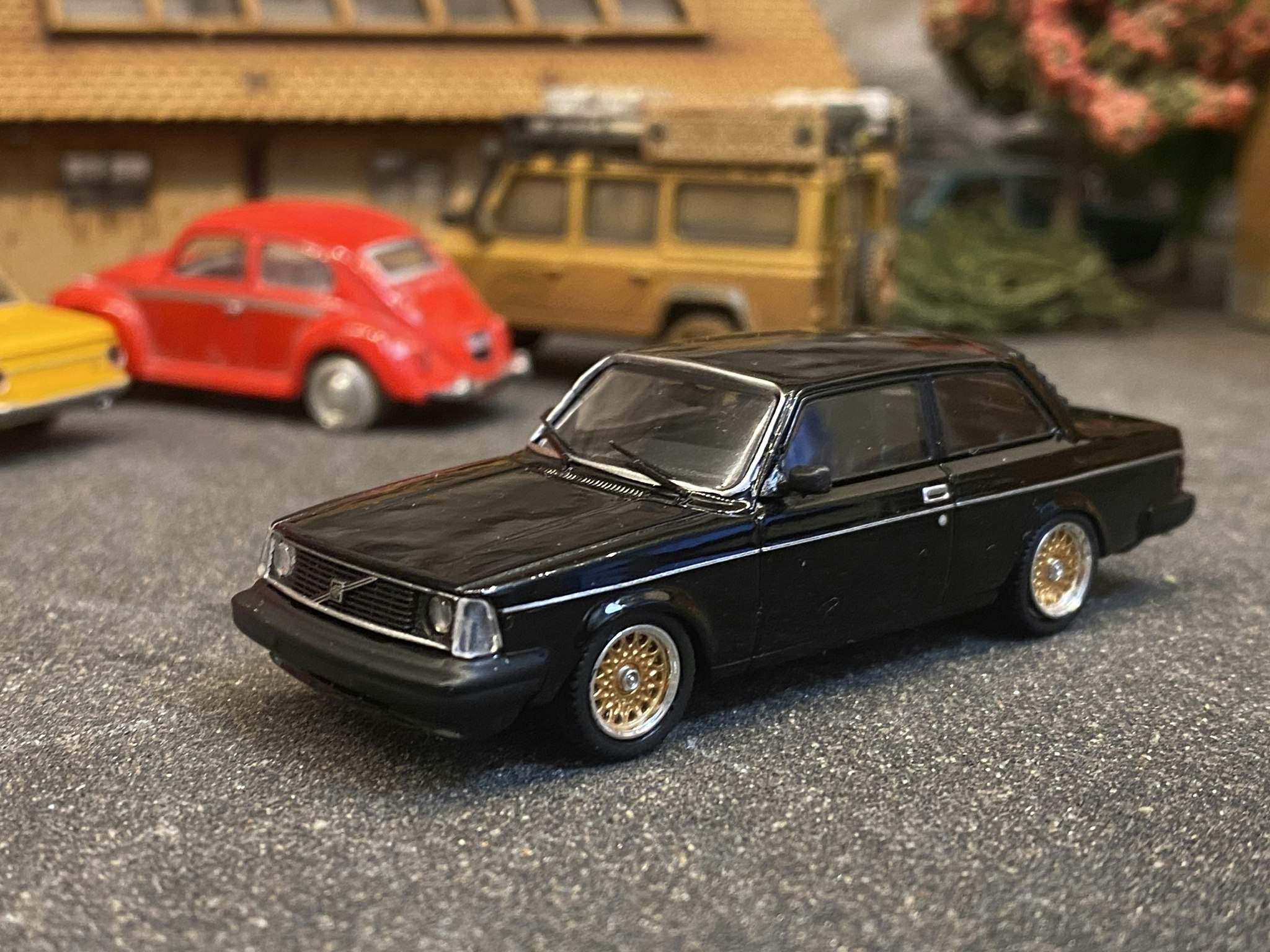 Skala 1/64 Volvo 242 Custom, Black fr TARMAC