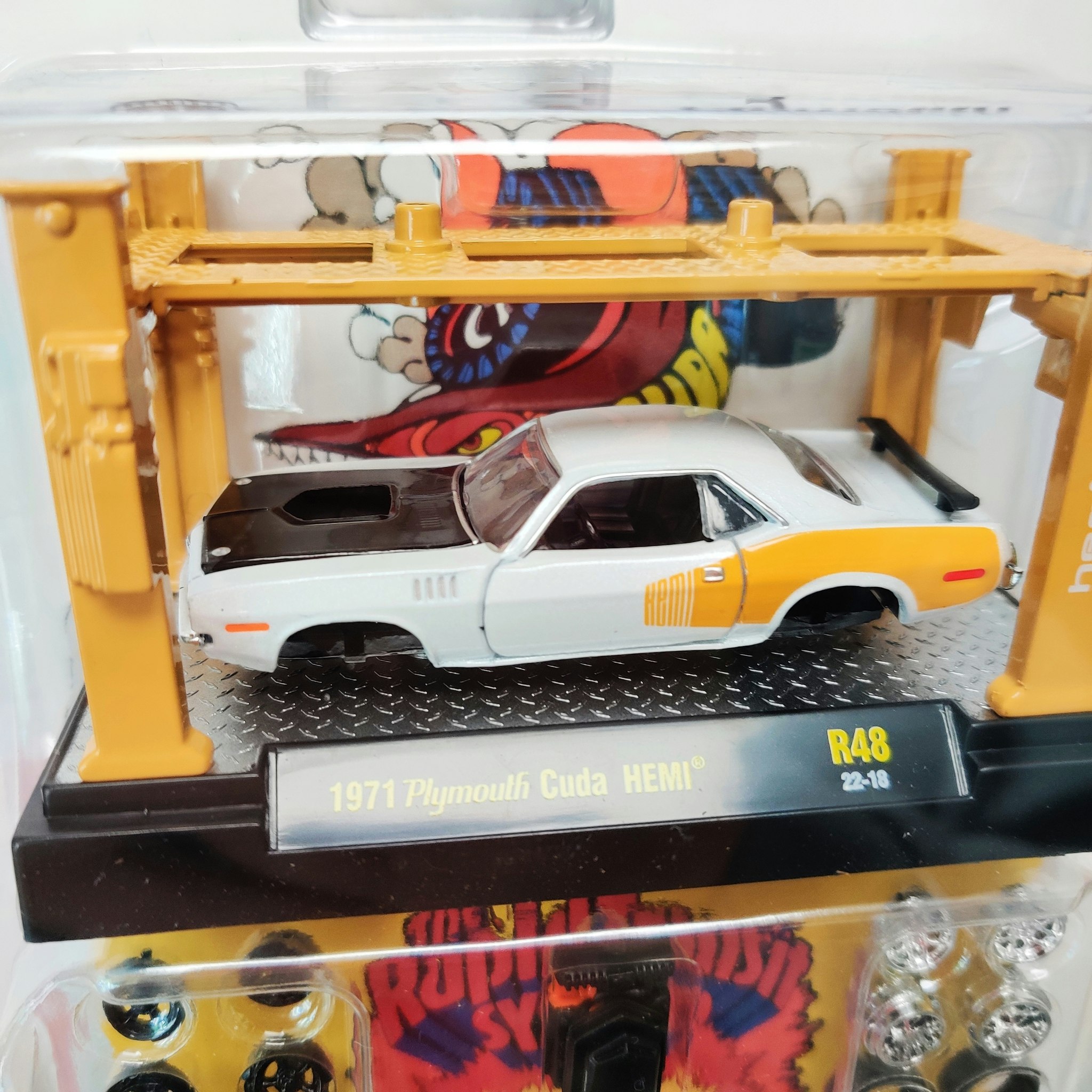 Skala 1/64 Fyrpelarlyft Plymouth Cuda HEMI 71' fr M2