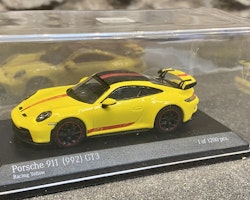 Skala 1/64 Porsche 911 (992) GT3, Racing Yellow fr Minichamps Limited Edition 1/1200 pcs