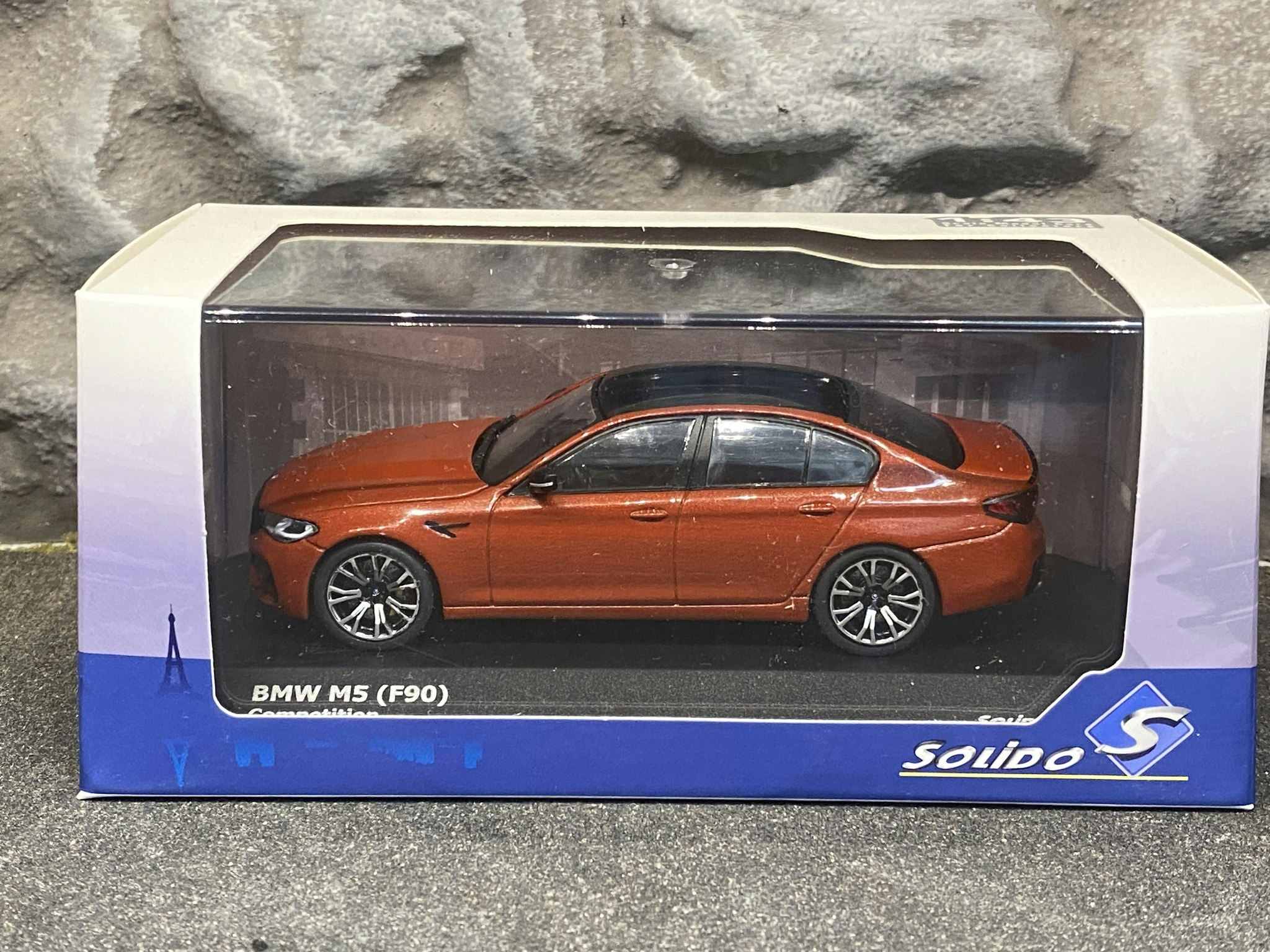 Skala 1/43 BMW M5 (F90) COMPETITION, Red w black roof fr Solido