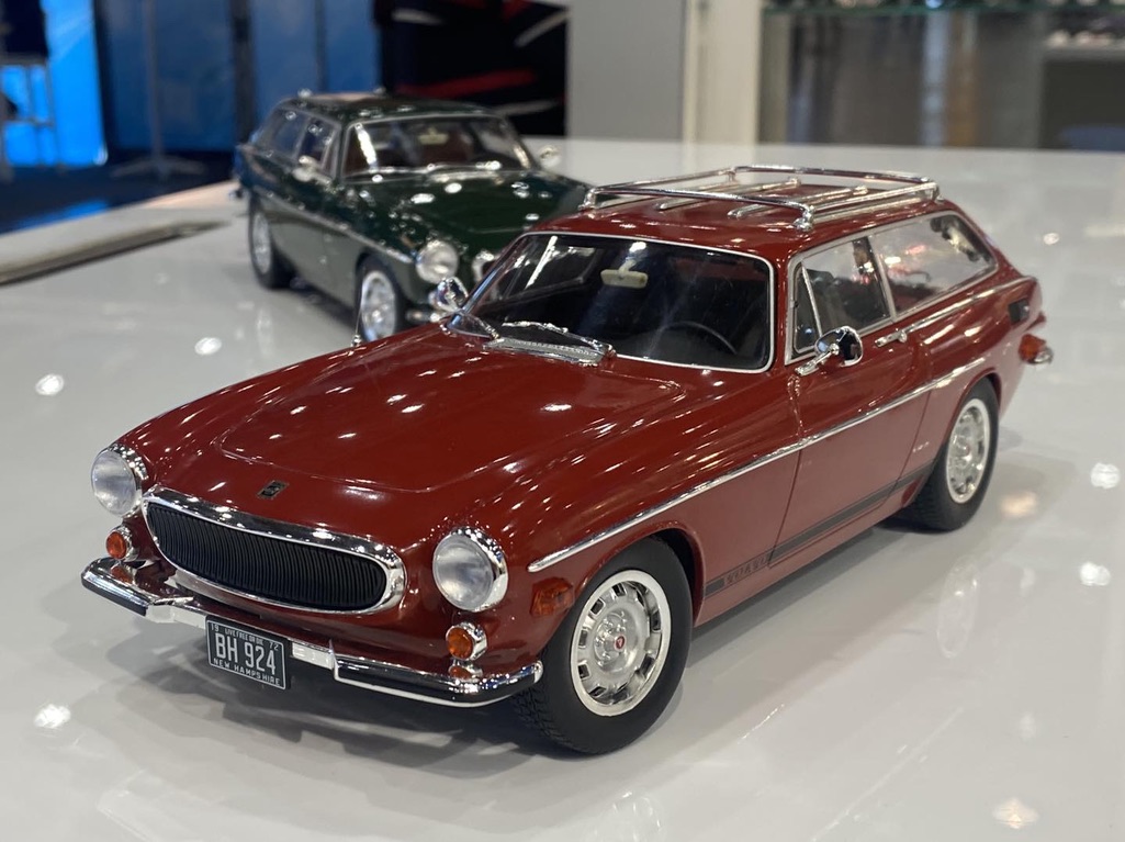 Skala 1/18 Volvo 1800 ES (US version) 1972 Red with lower side stripes fr Norev