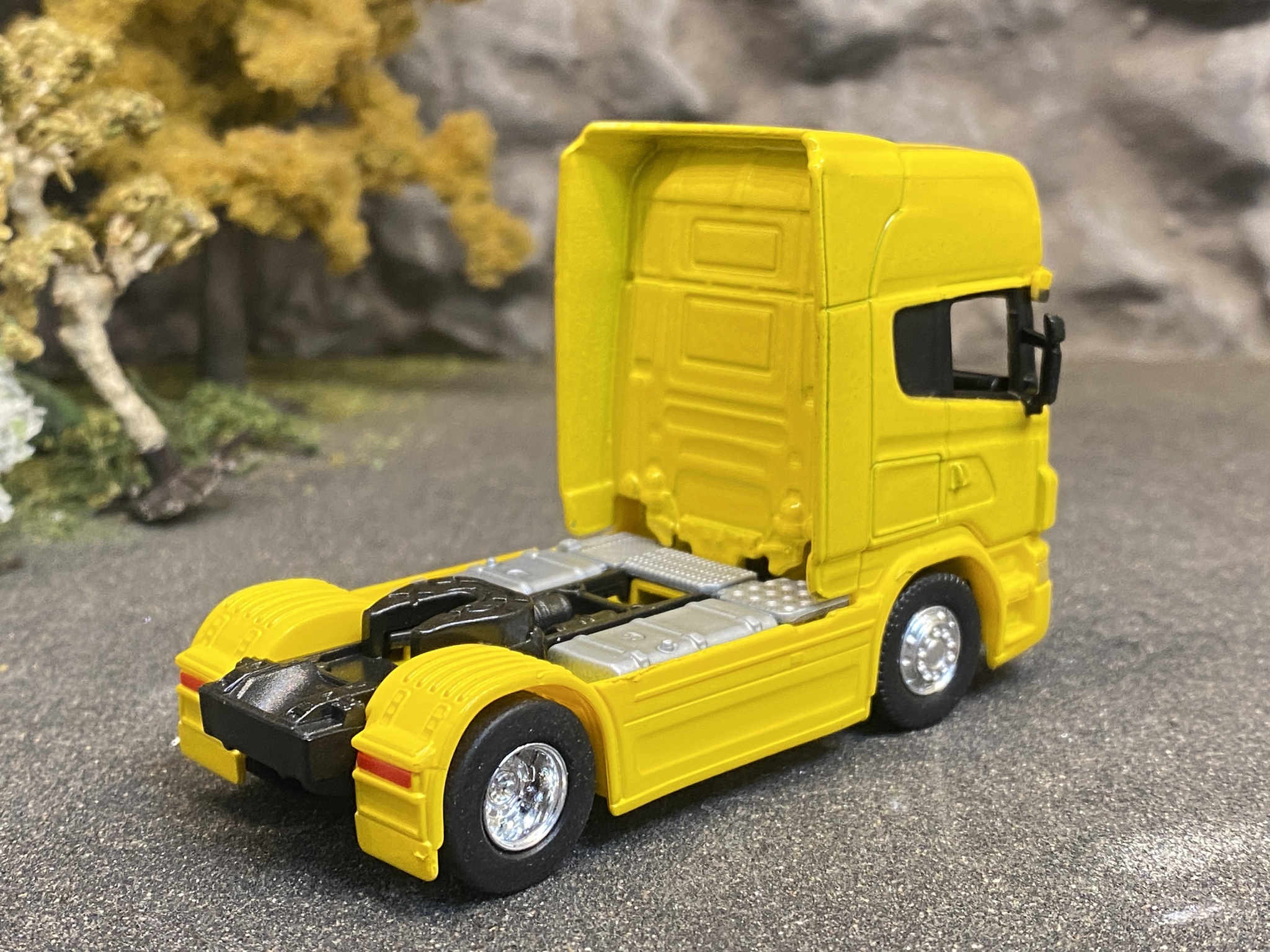 Skala 1/64 - Scania V8 R730 tractor 2-axle, yellow fr Welly