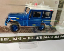 Skala 1/64 Jeep DJ-5 U.S. Air Force Police "Battalion 64" ser.3 från Greenlight