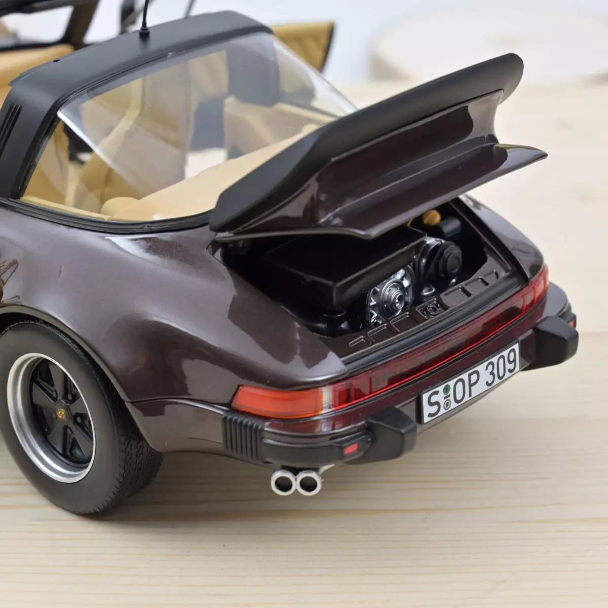 Skala 1/18 Porsche 911 Turbo Targa 3,3 1987, Brown Metallic fr Norev