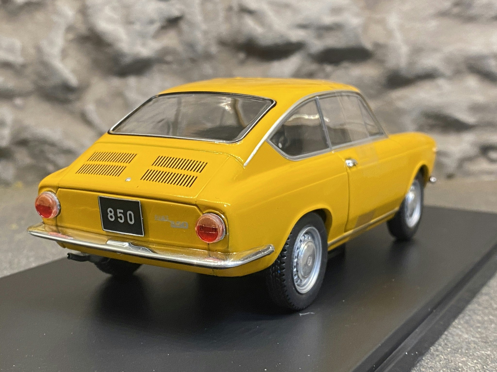 Skala 1/24 Fiat 850 Coupe, Yellow fr WhiteBox