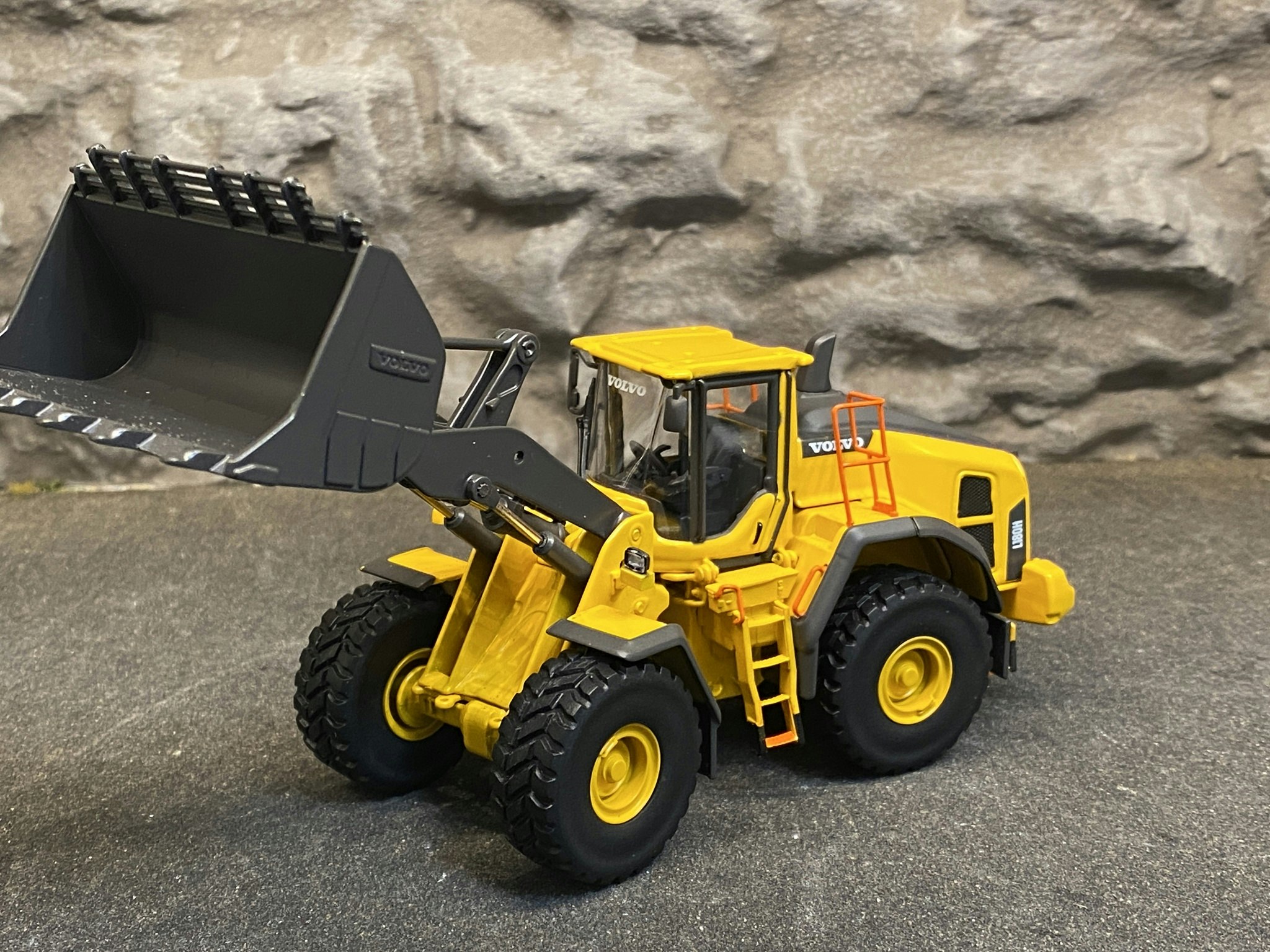 Skala 1/50 VOLVO L180H Wheel loader fr Motorart - YAKOL