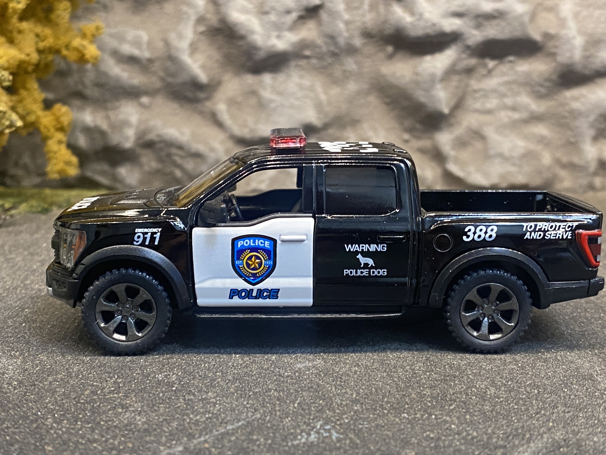 Skala 1/43 (1/46) Ford F-150 Raptor 2022' Police Edition fr Kinsmart