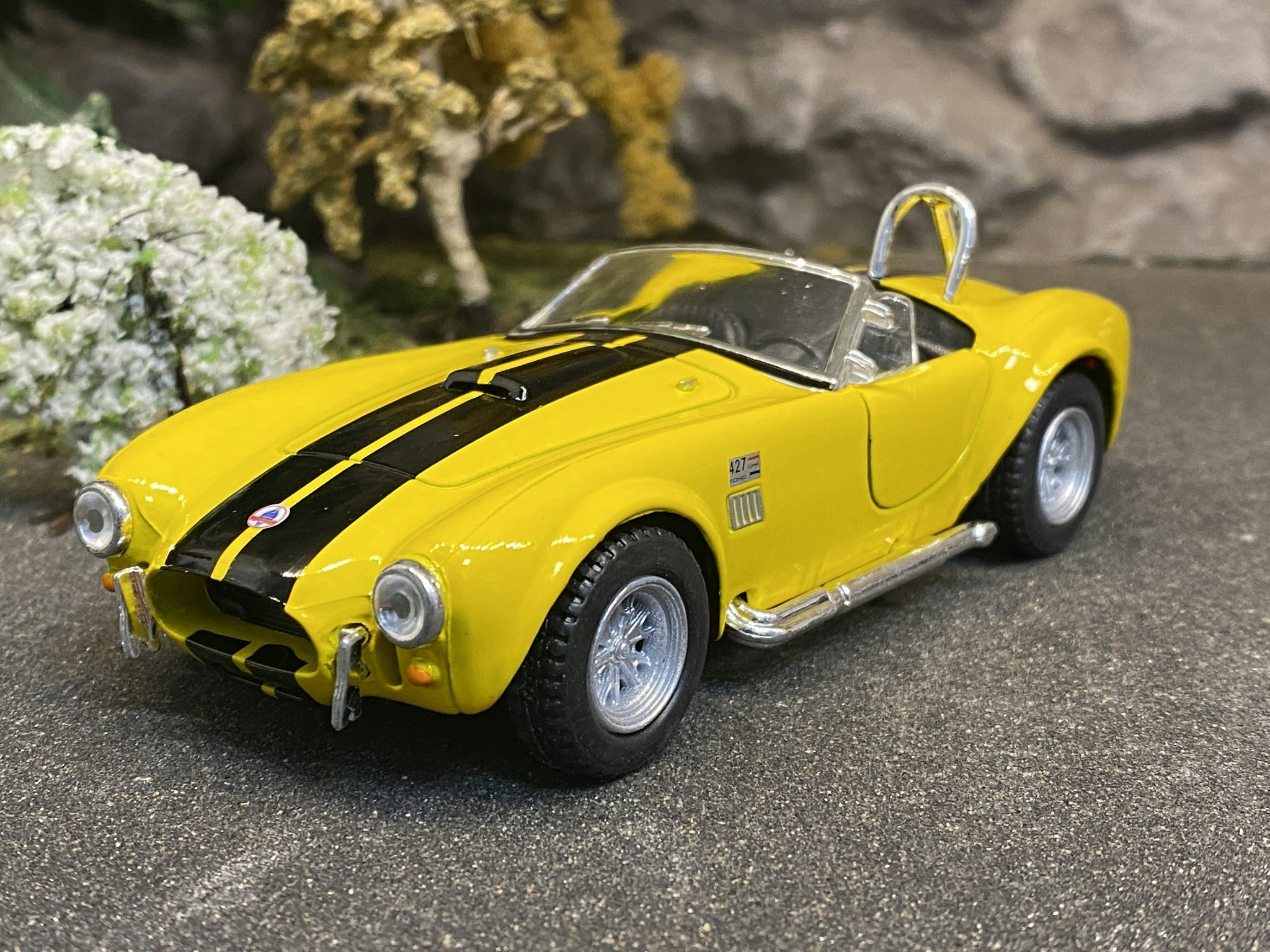 Skala 1/32 Shelby Cobra 427 S/C 1965' Yellow w stripes fr Kinsmart