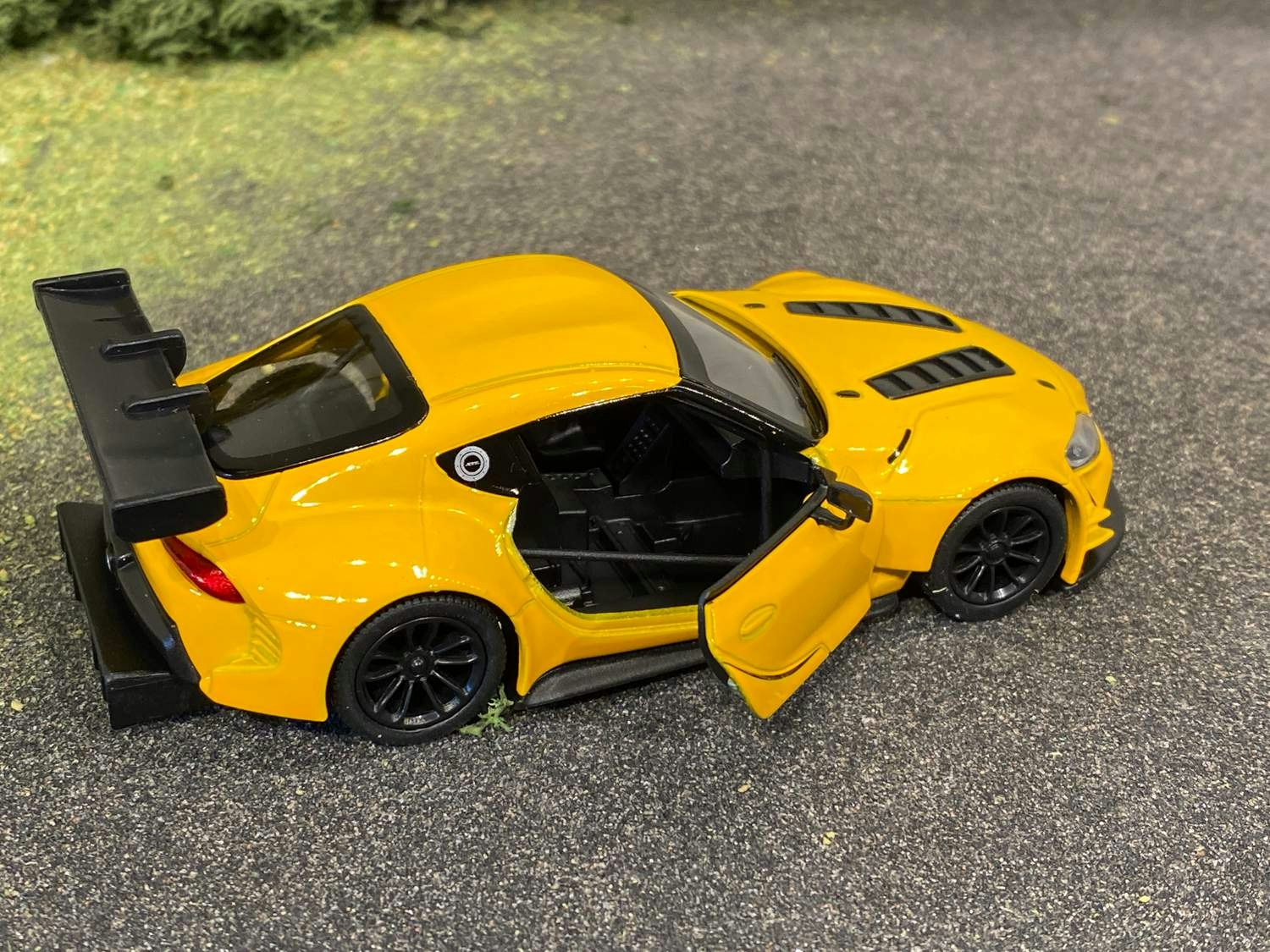Skala 1/36 TOYOTA GR SUPRA - Racing Concept, Yellow fr Kinsmart