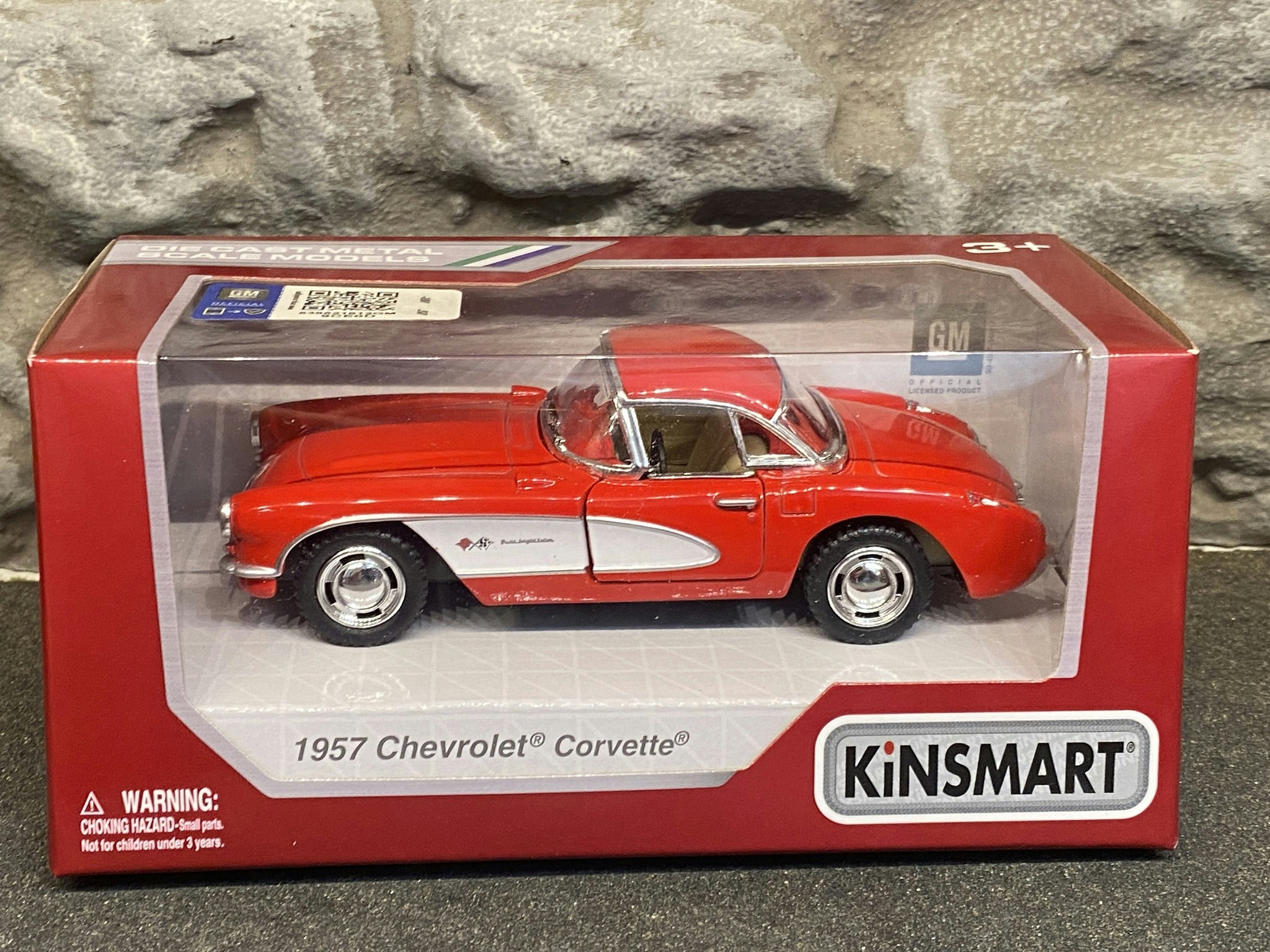 Skala 1/43 Chevrolet Corvette 1957, Red/White, with box/låda fr Kinsmart