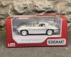 Skala 1/43 Chevrolet Corvette Sting Ray 1963, Silver, with box/låda fr Kinsmart