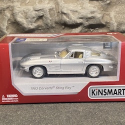 Skala 1/43 Chevrolet Corvette Sting Ray 1963, Silver, with box/låda fr Kinsmart