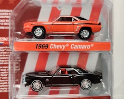 Skala 1/64 2-pack Chevy Camaro 69 Orange & Camaro 67' Svart YENKO fr Johnny Lightning