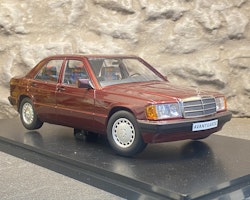 Skala 1/18 Mercedes 190E 1,8 1993' Avantgarde Rosso, fr Triple9 Collection