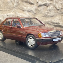 Skala 1/18 Mercedes 190E 1,8 1993' Avantgarde Rosso, fr Triple9 Collection