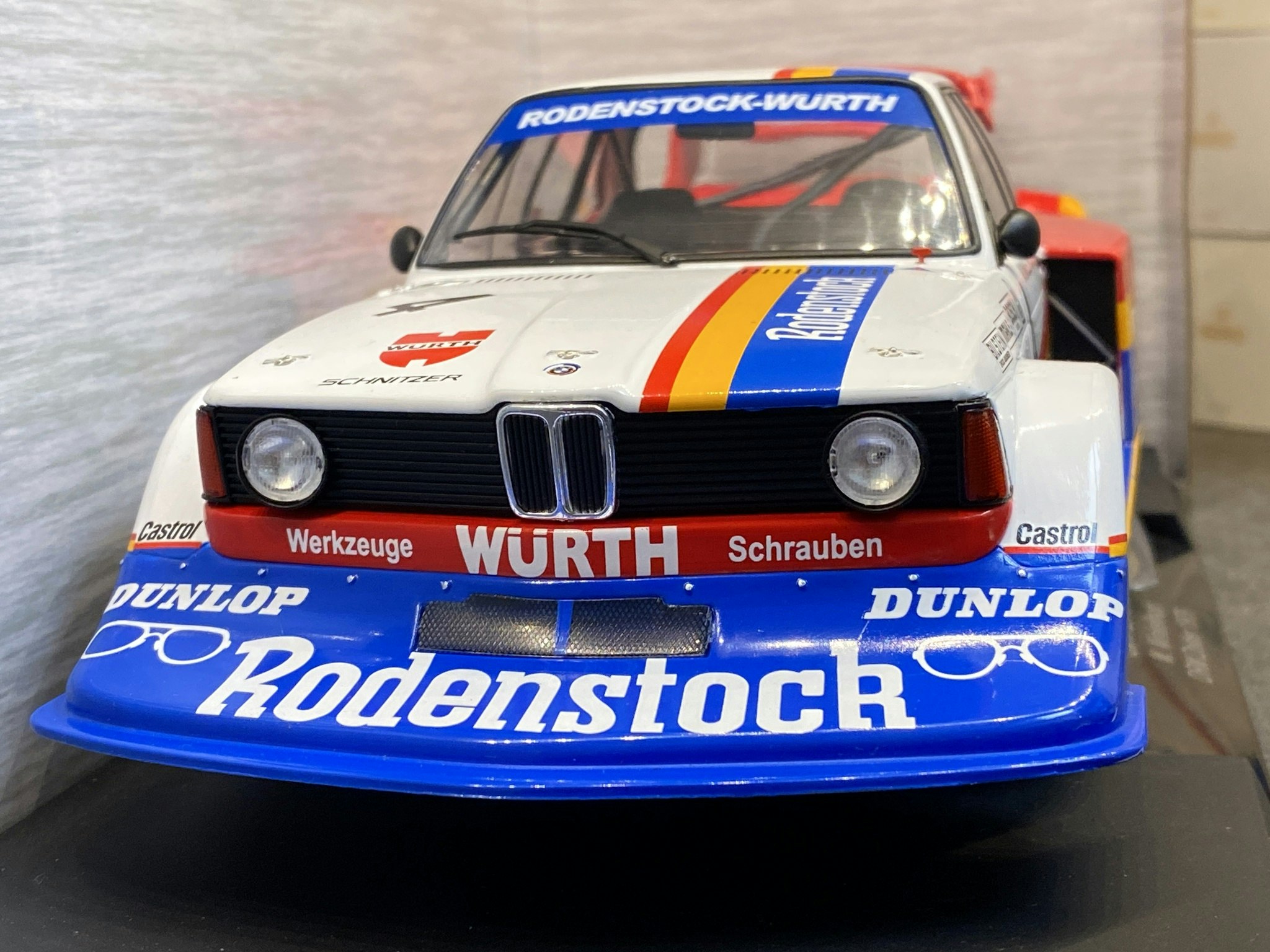 Skala 1/18 BMW 320 Gr.5 #4, Rodenstock, DRM, Zolder 1979 fr MCG/Model Car Group