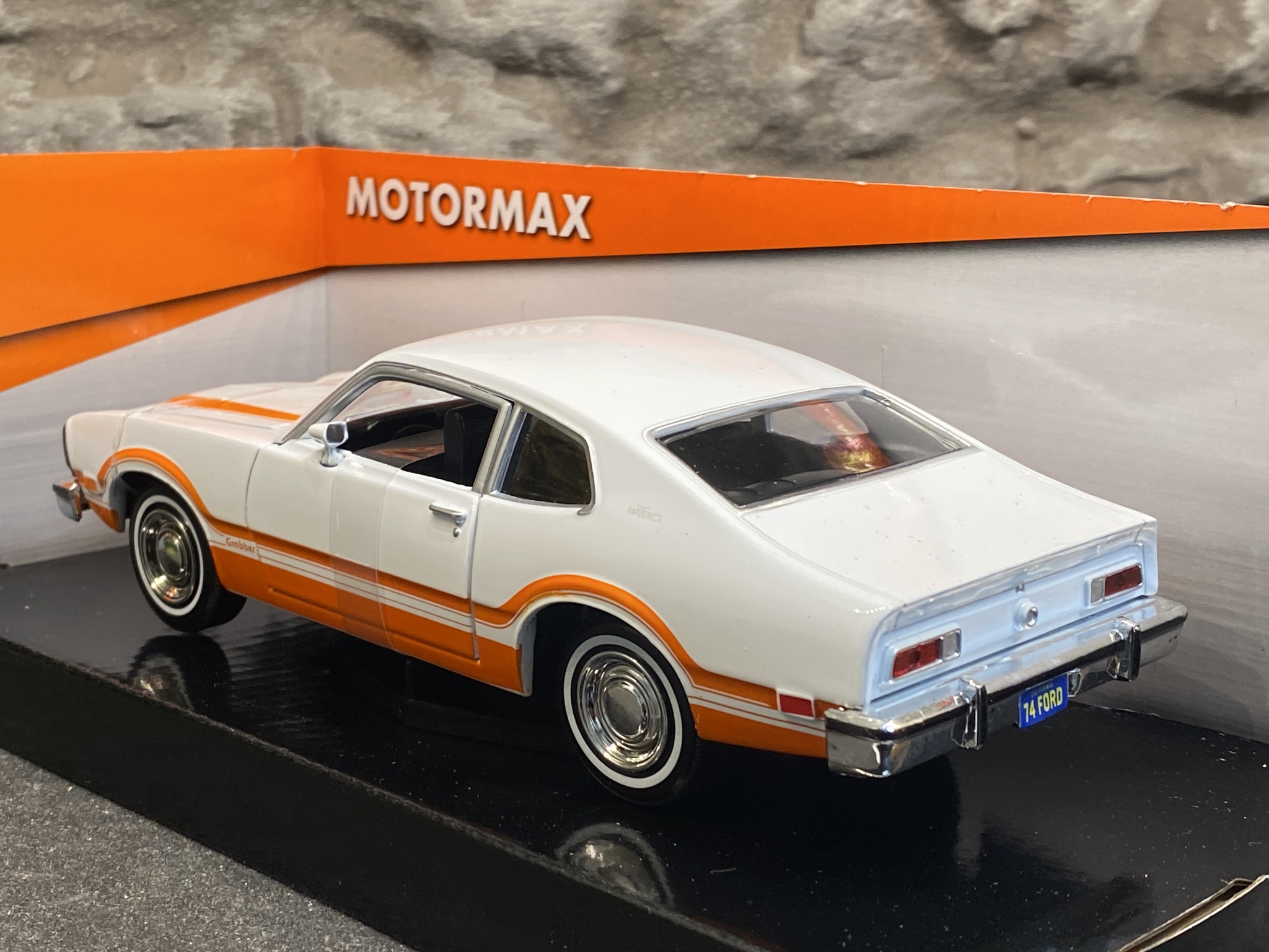 Skala 1/24 Ford Maverick Grabber 74' Forgotten Classics, White/orange fr MotorMax