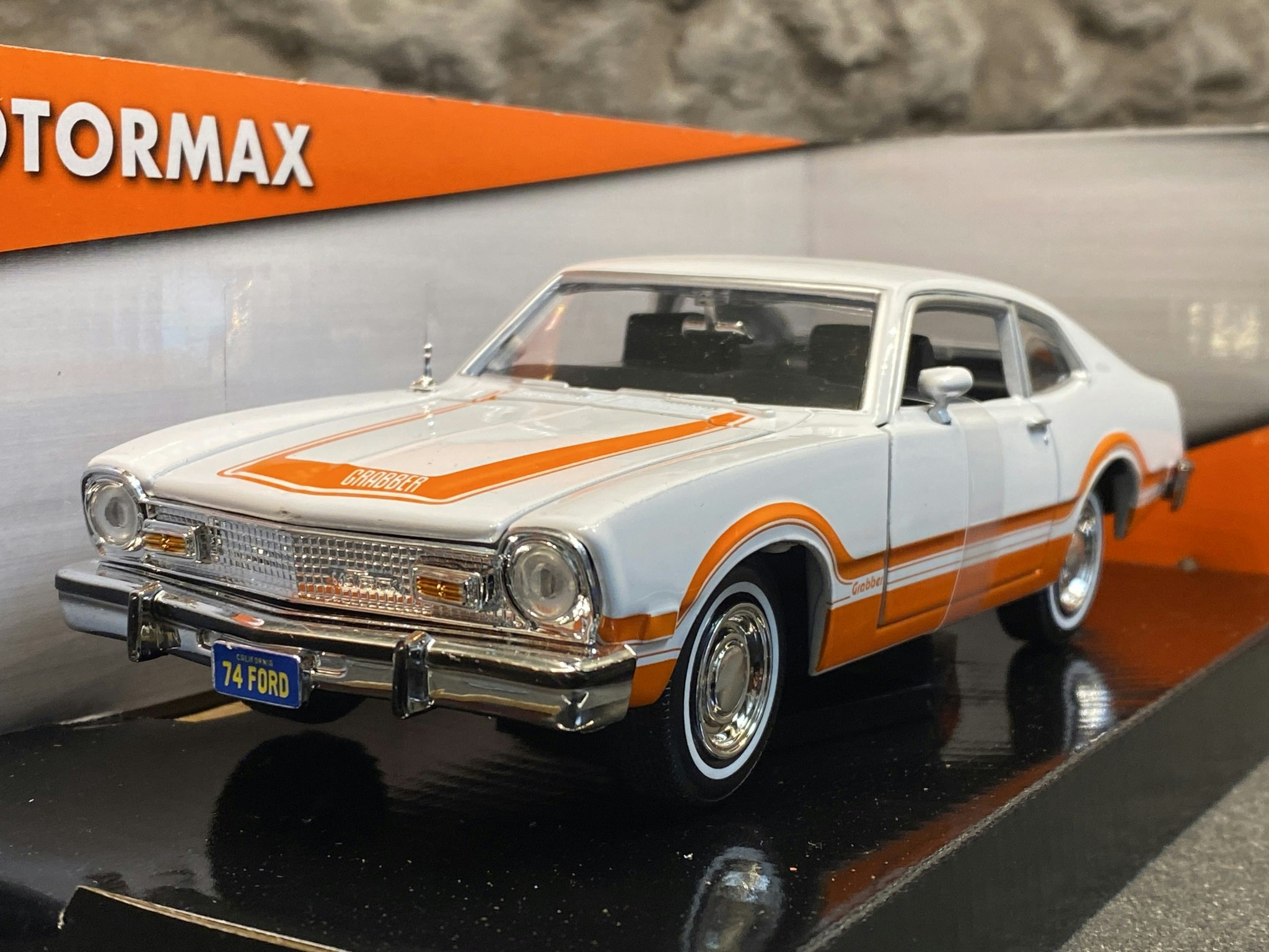 Skala 1/24 Ford Maverick Grabber 74' Forgotten Classics, White/orange fr MotorMax