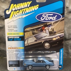 Skala 1/64 - Ford Mustang SVO 1986' Rel.2, Light Regata Blue fr Johnny Lightning