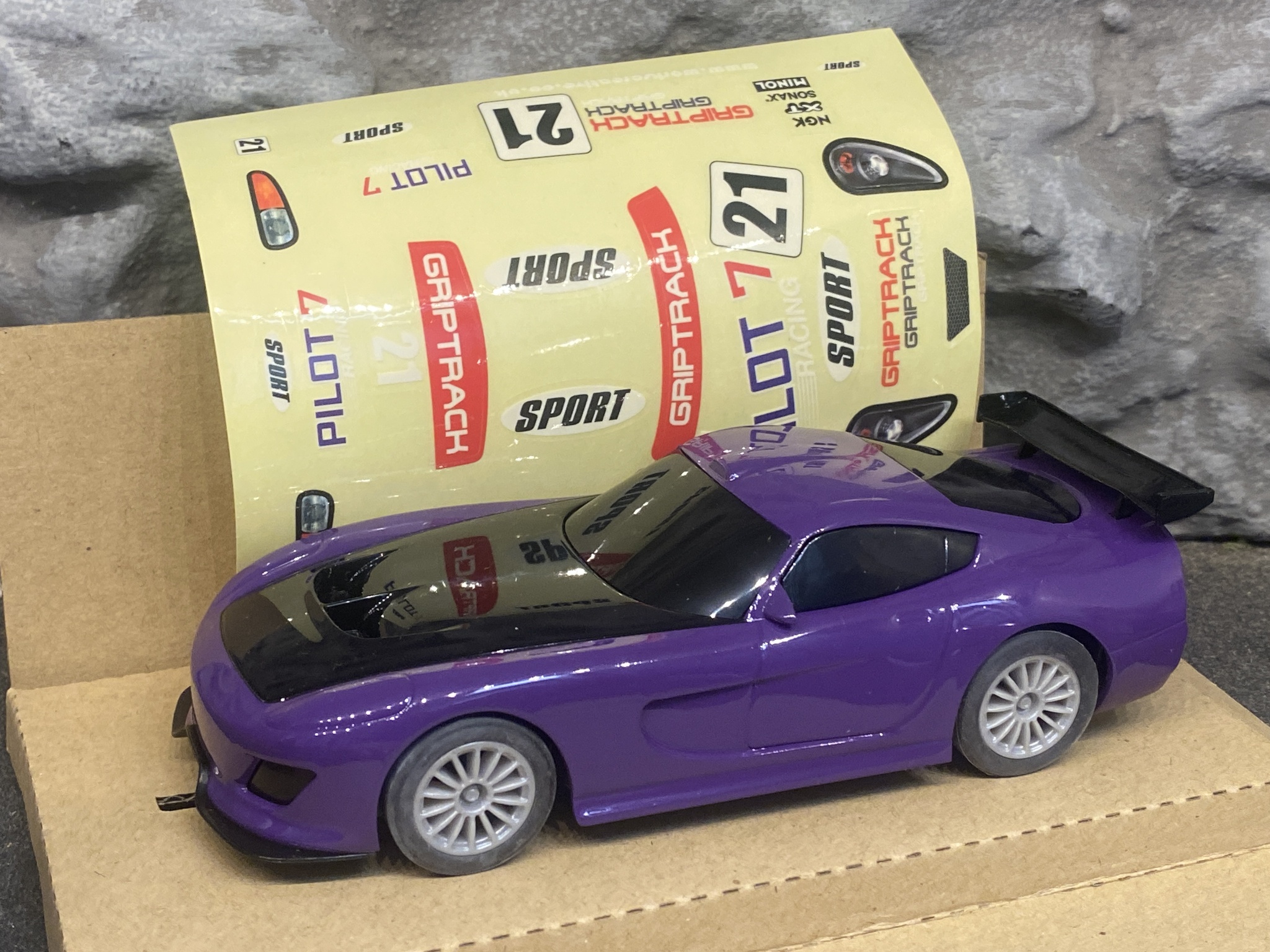 Skala 1/32 Analog Slotcar - GT Lightning, Purple w stickers