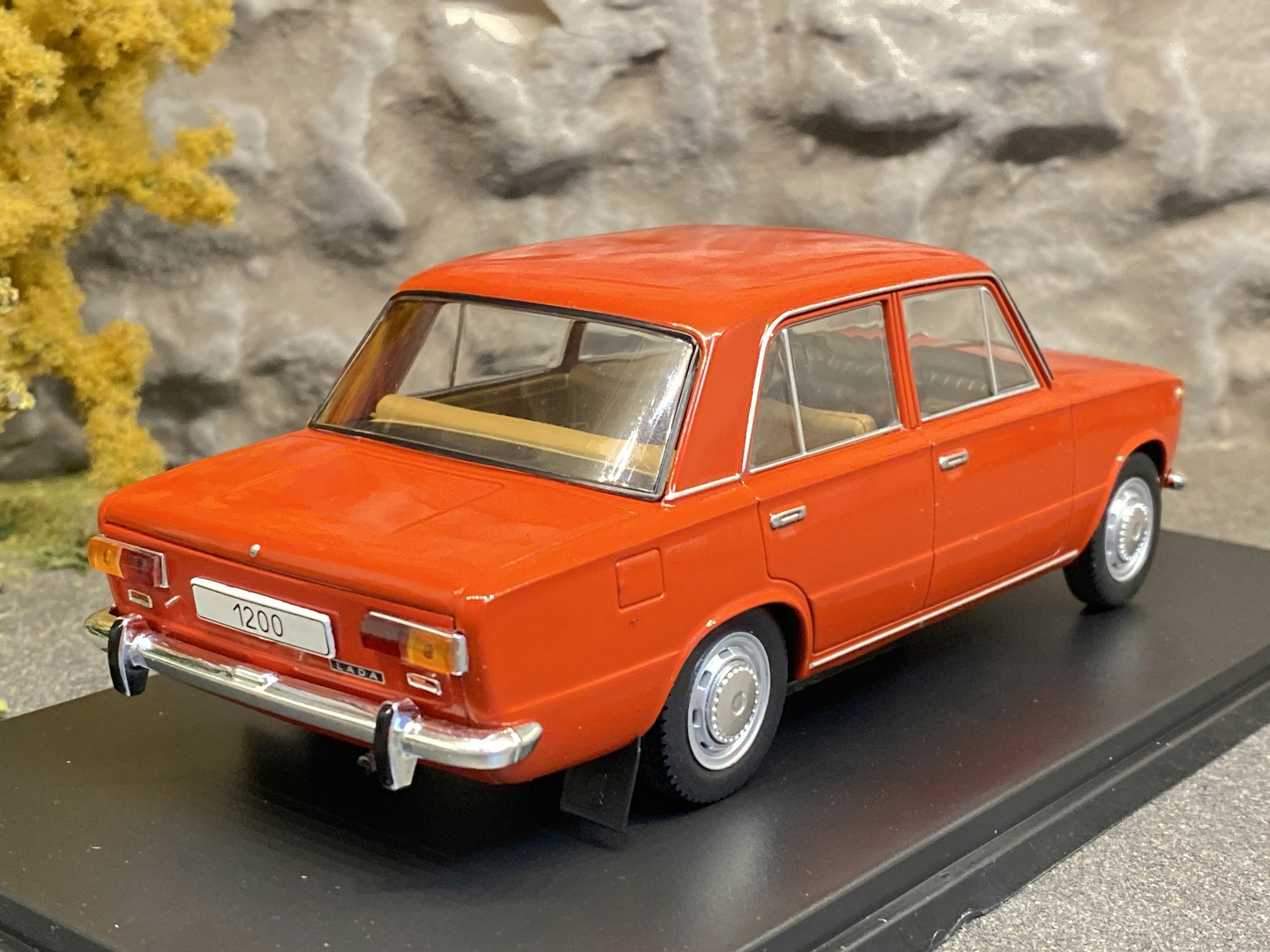Skala 1/24 Lada 1200, red fr WhiteBox