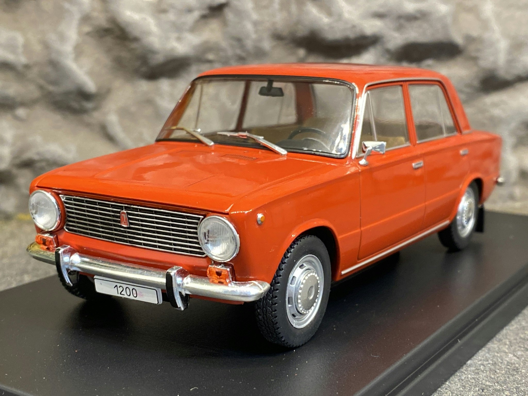 Skala 1/24 Lada 1200, red fr WhiteBox