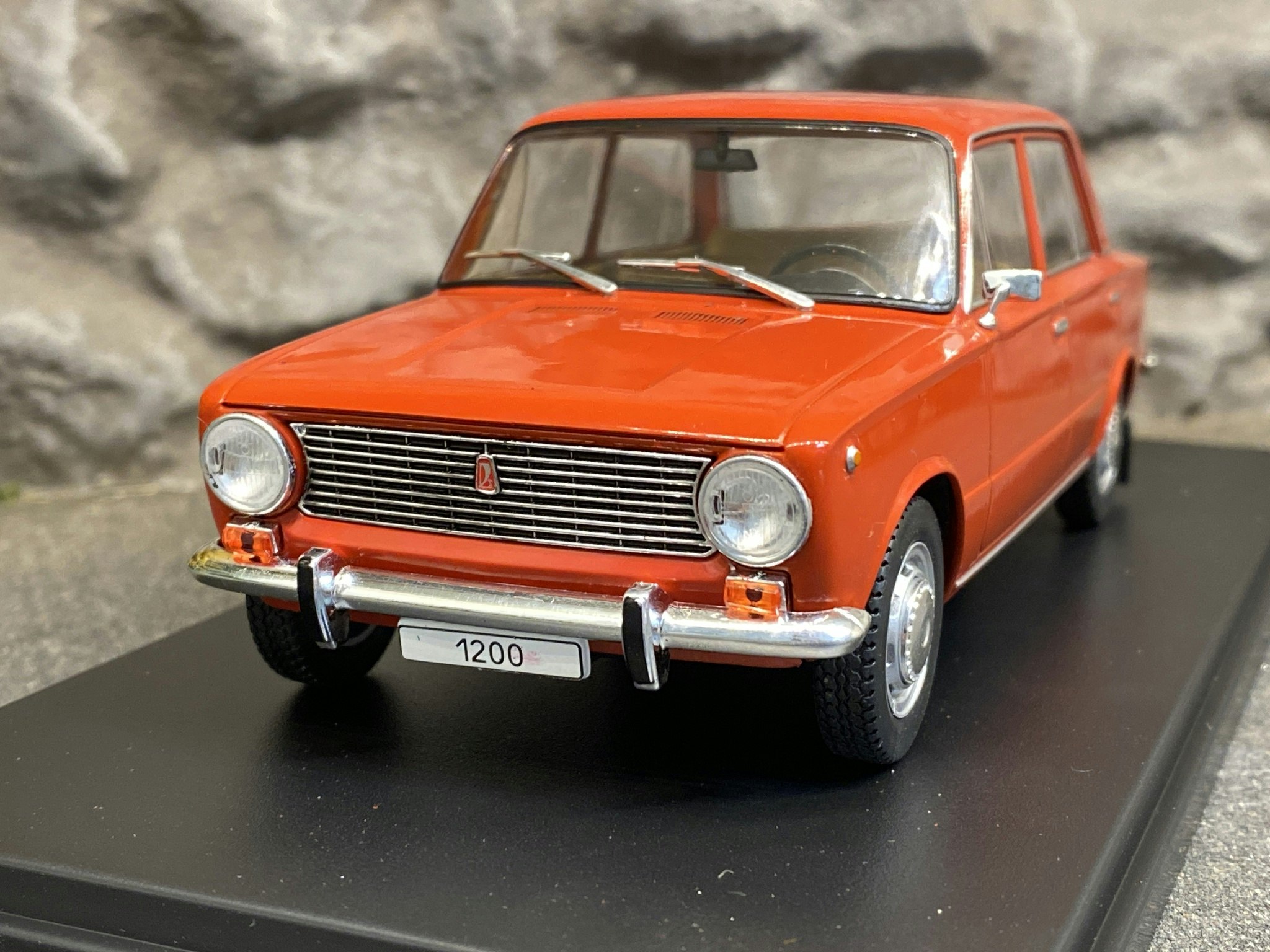 Skala 1/24 Lada 1200, red fr WhiteBox