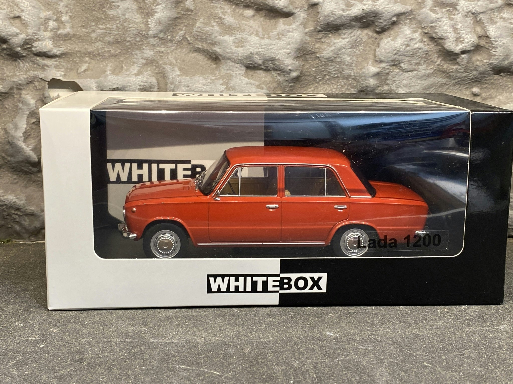 Skala 1/24 Lada 1200, red fr WhiteBox