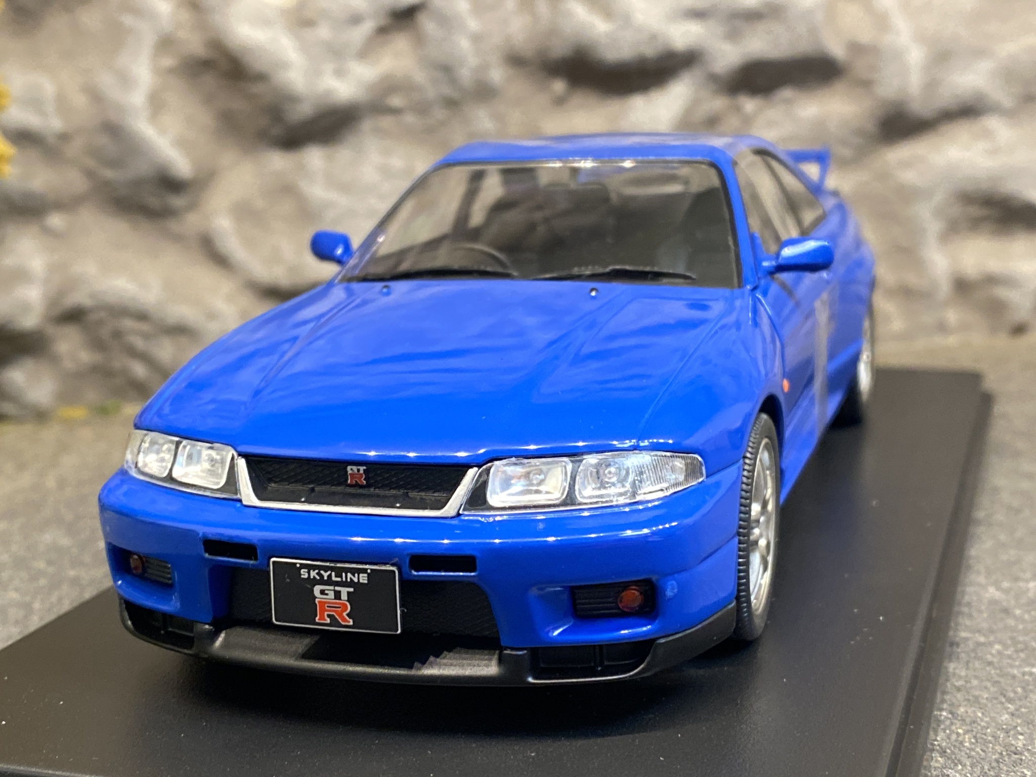 Skala 1/24 Nissan Skyline GT-R (R33), blue fr WhiteBox