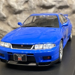 Skala 1/24 Nissan Skyline GT-R (R33), blue fr WhiteBox