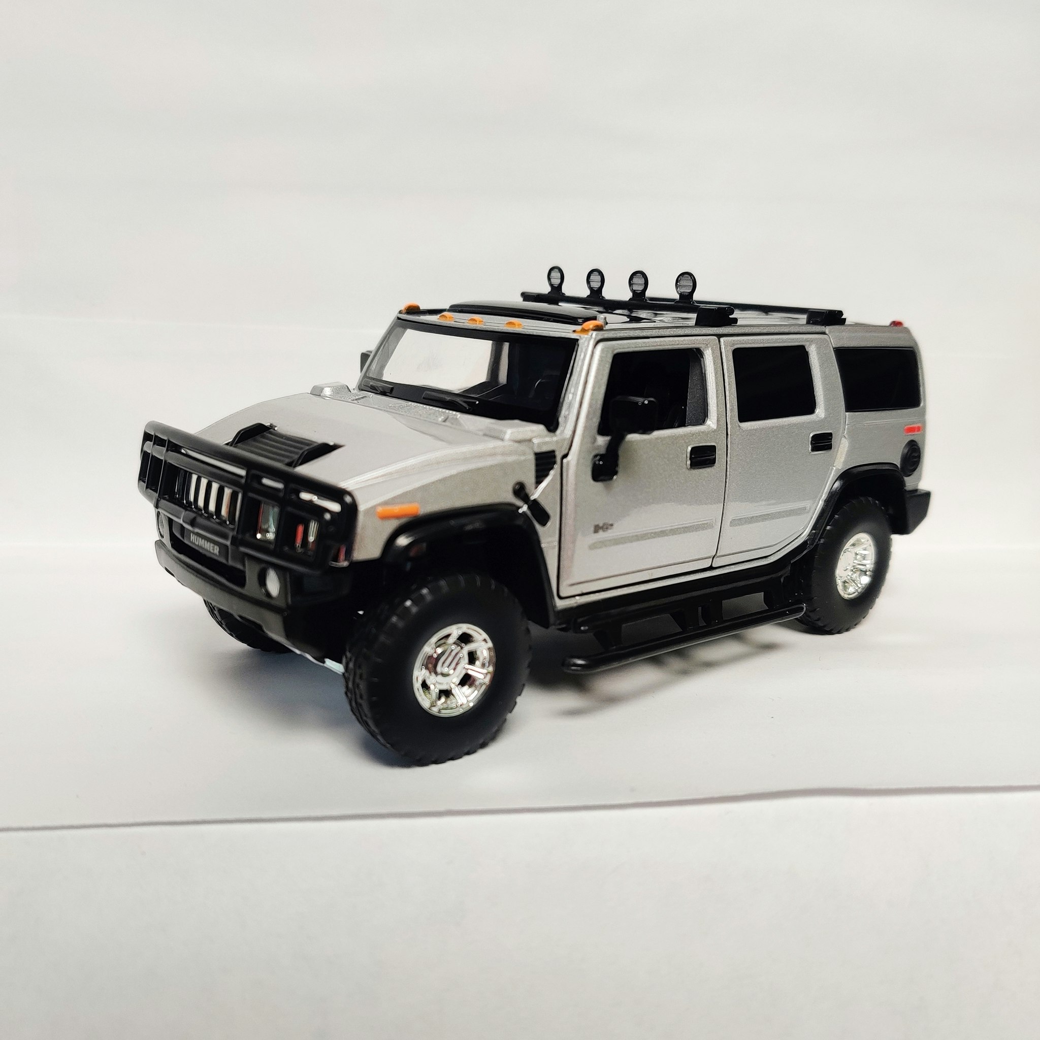 Skala 1/32 HUMMER H2, Silver-Grå,  från Tayumo