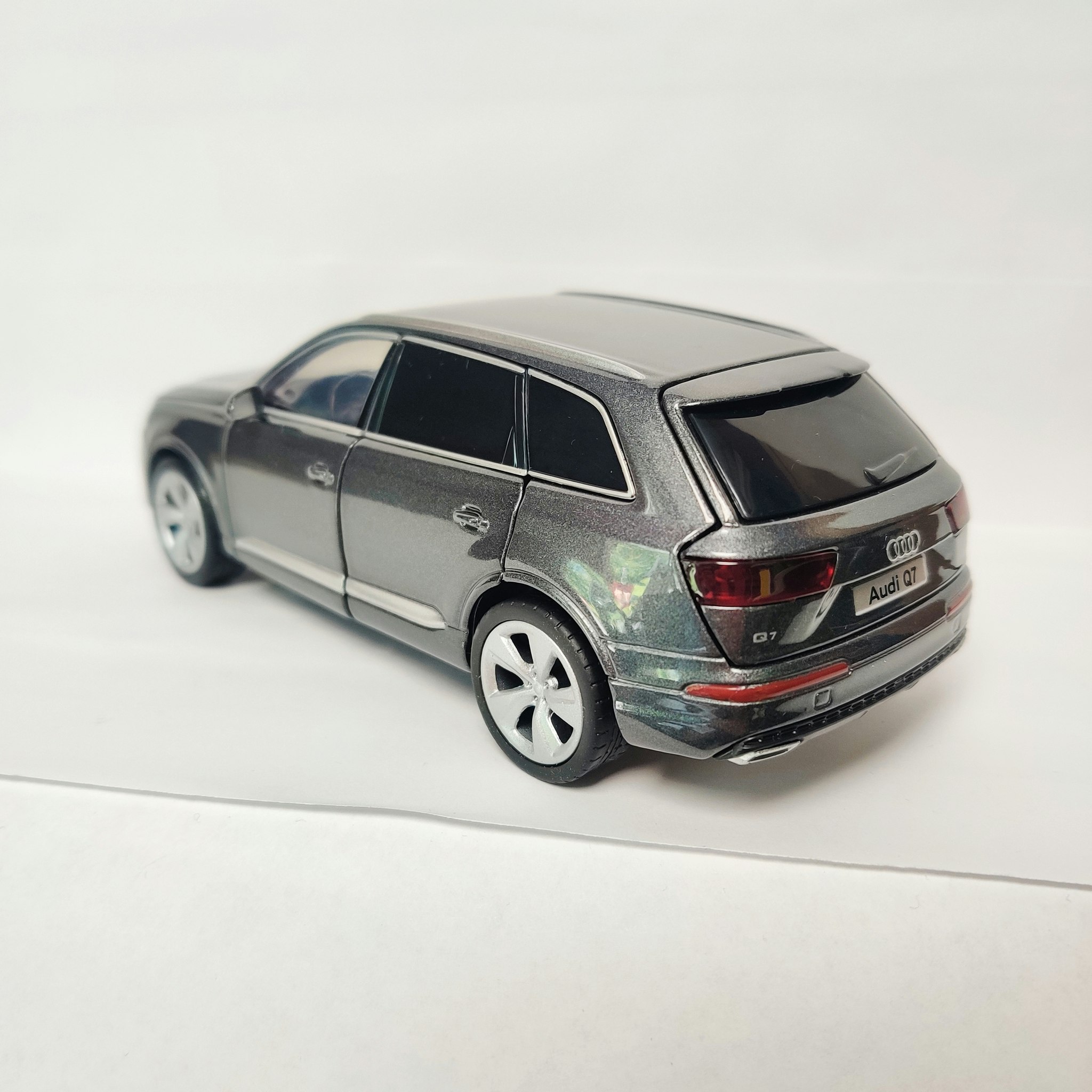 Skala 1/32 Audi Q7, Mörk-Grå (metalic) från Tayumo