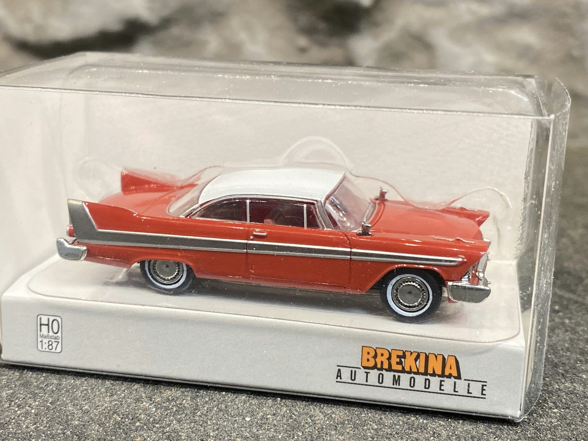 Skala 1/87 - Plymouth Fury, Red w white roof, 1958 fr Brekina