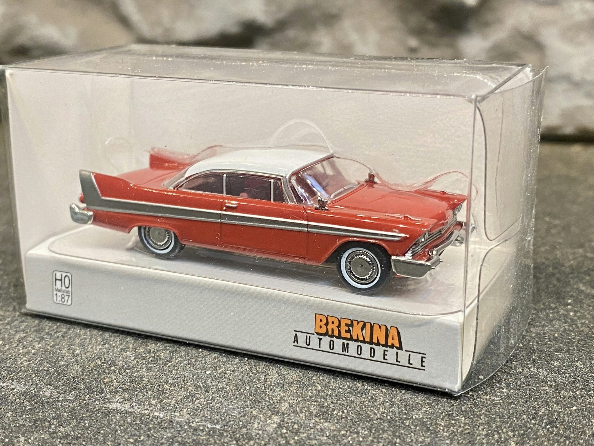 Skala 1/87 - Plymouth Fury, Red w white roof, 1958 fr Brekina