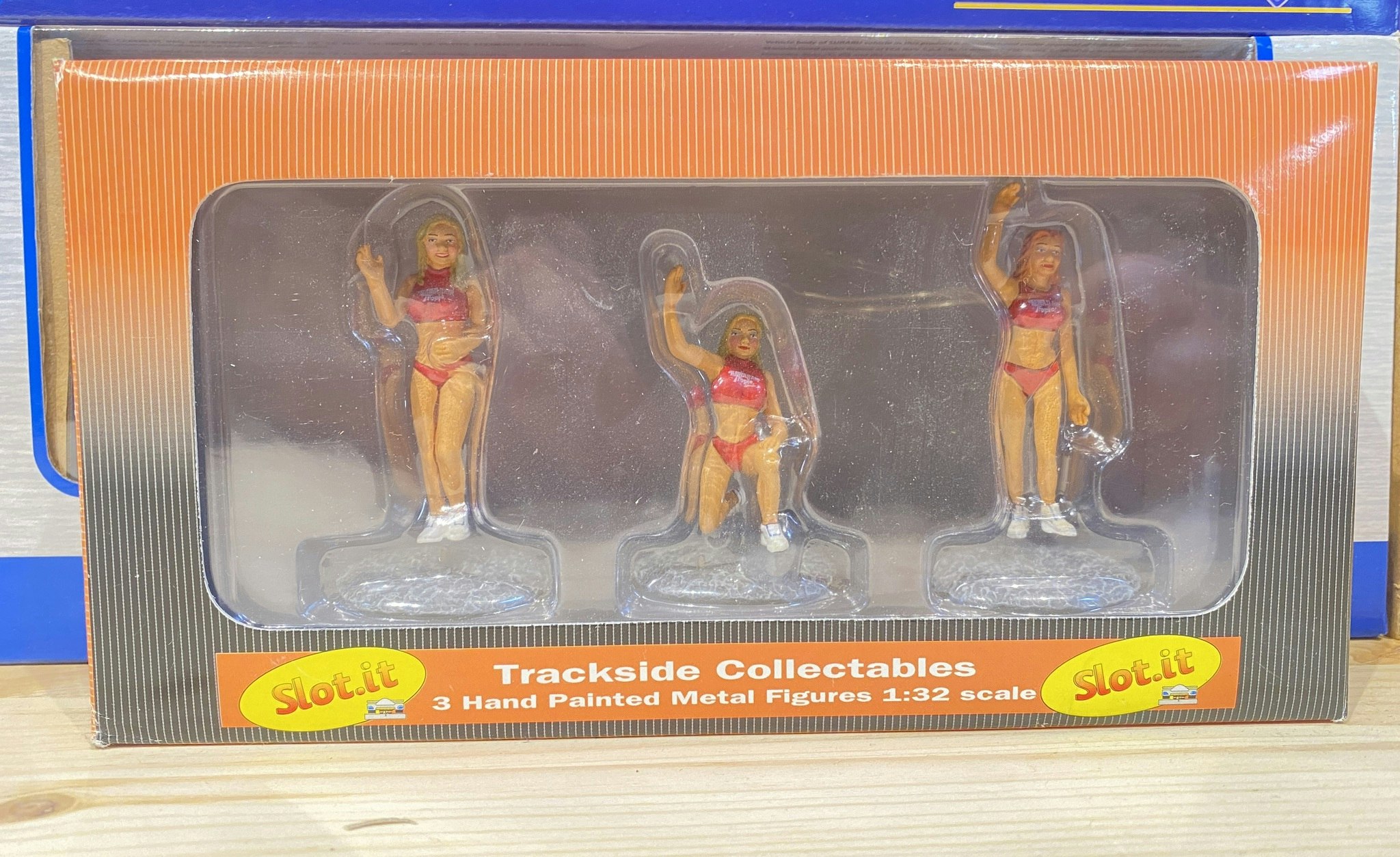 Skala 1/32  - Pit Lane Girls - 3 hanspainted metal-figures with stands fr Slot.it