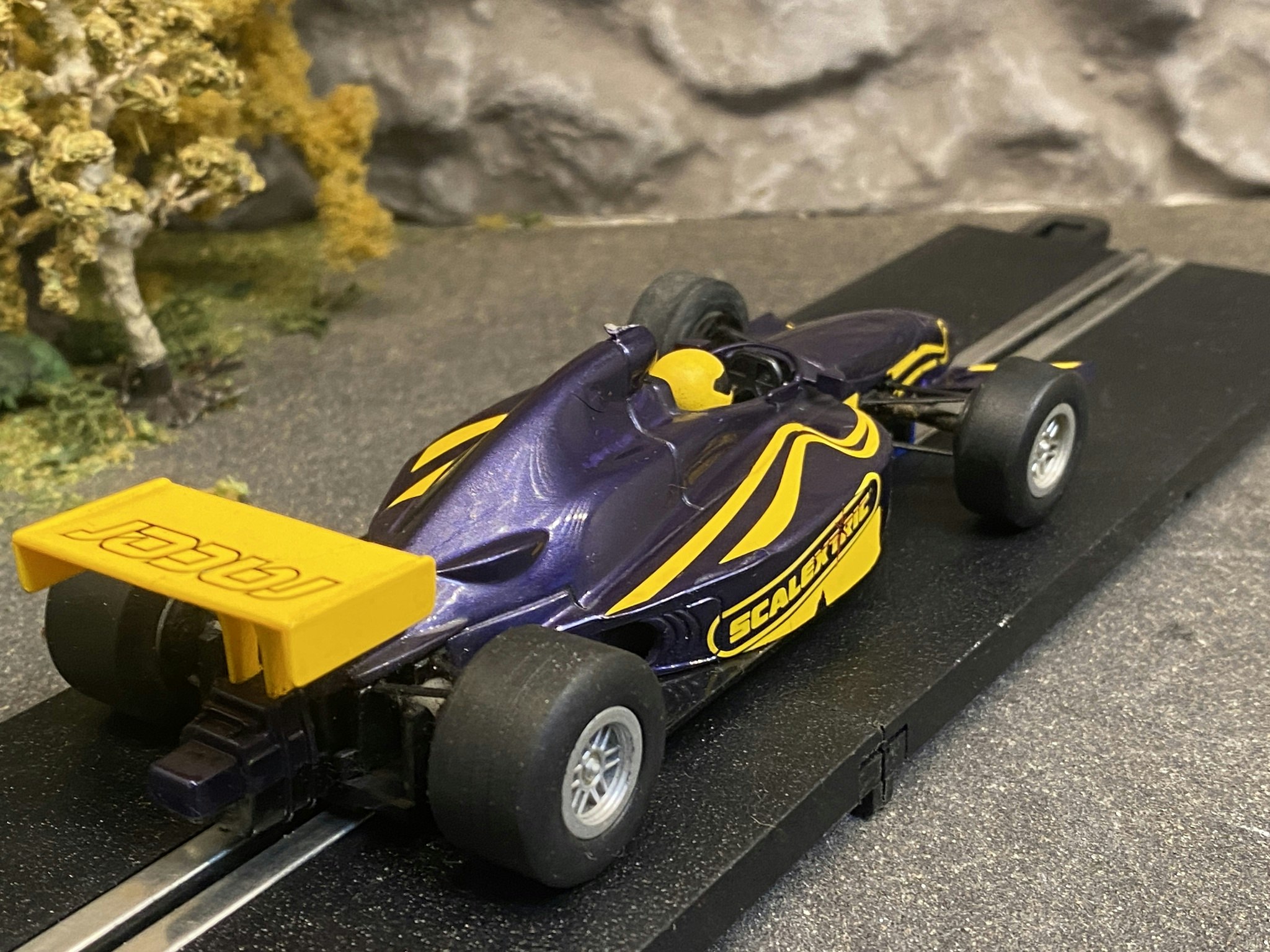 Skala 1/32 Begagnad/Used An. slotcar: Dallara INDY, broken front spoiler fr Scalextric