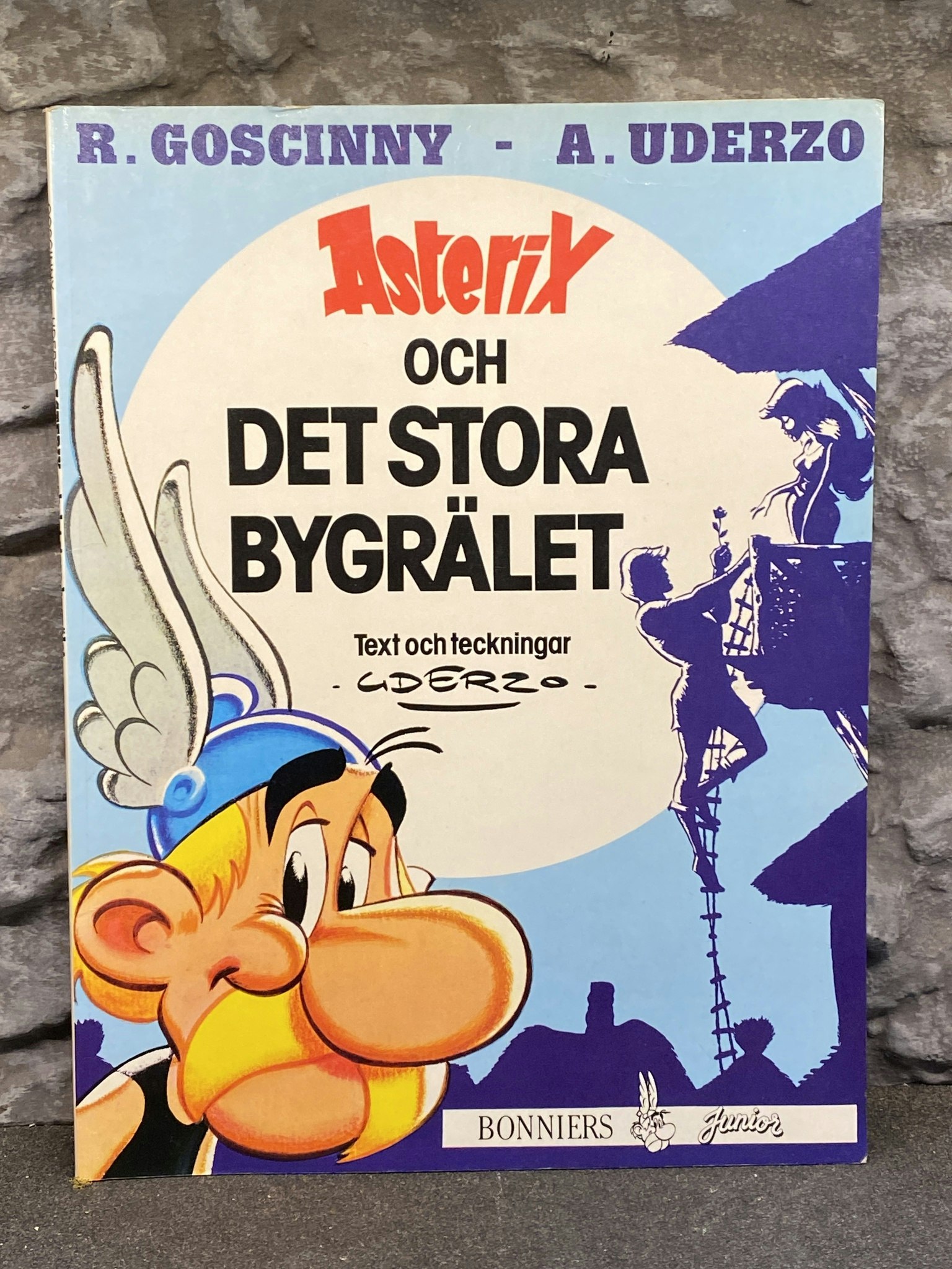 ASTERIX - Asterix & Det Stora Bygrälet - R Goscinny & A Uderzo - Begagnat album i gott skick