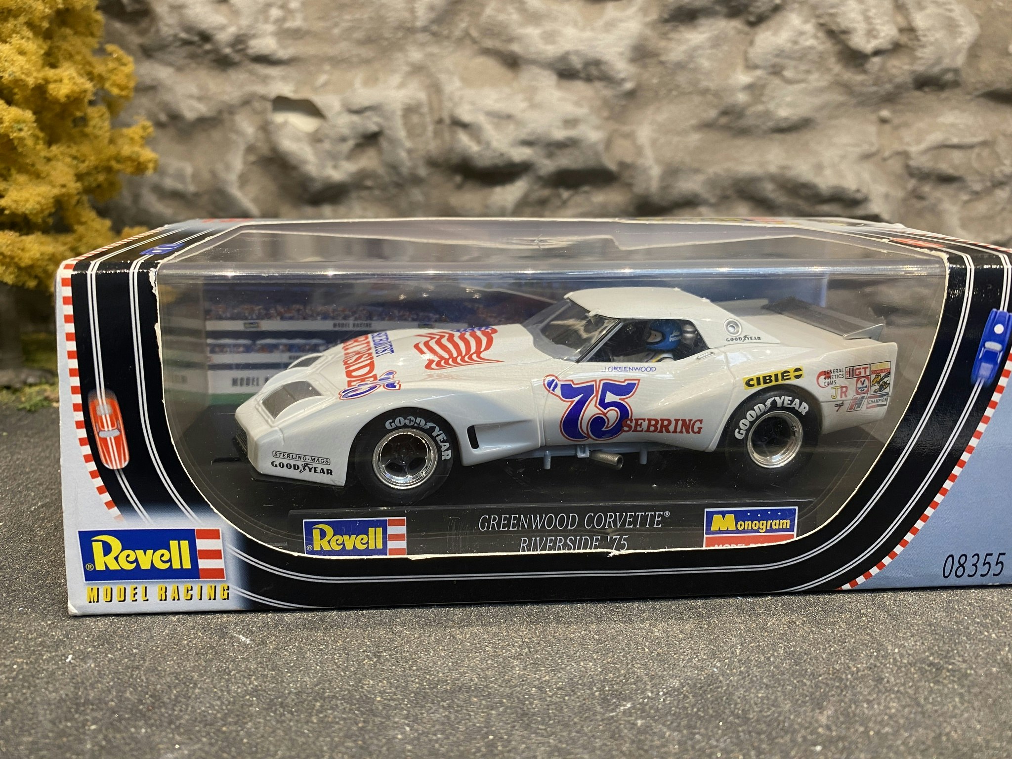 Skala 1/32 Analog Slotcar fr Revell: Greenwood Corvette - Riverside 1975