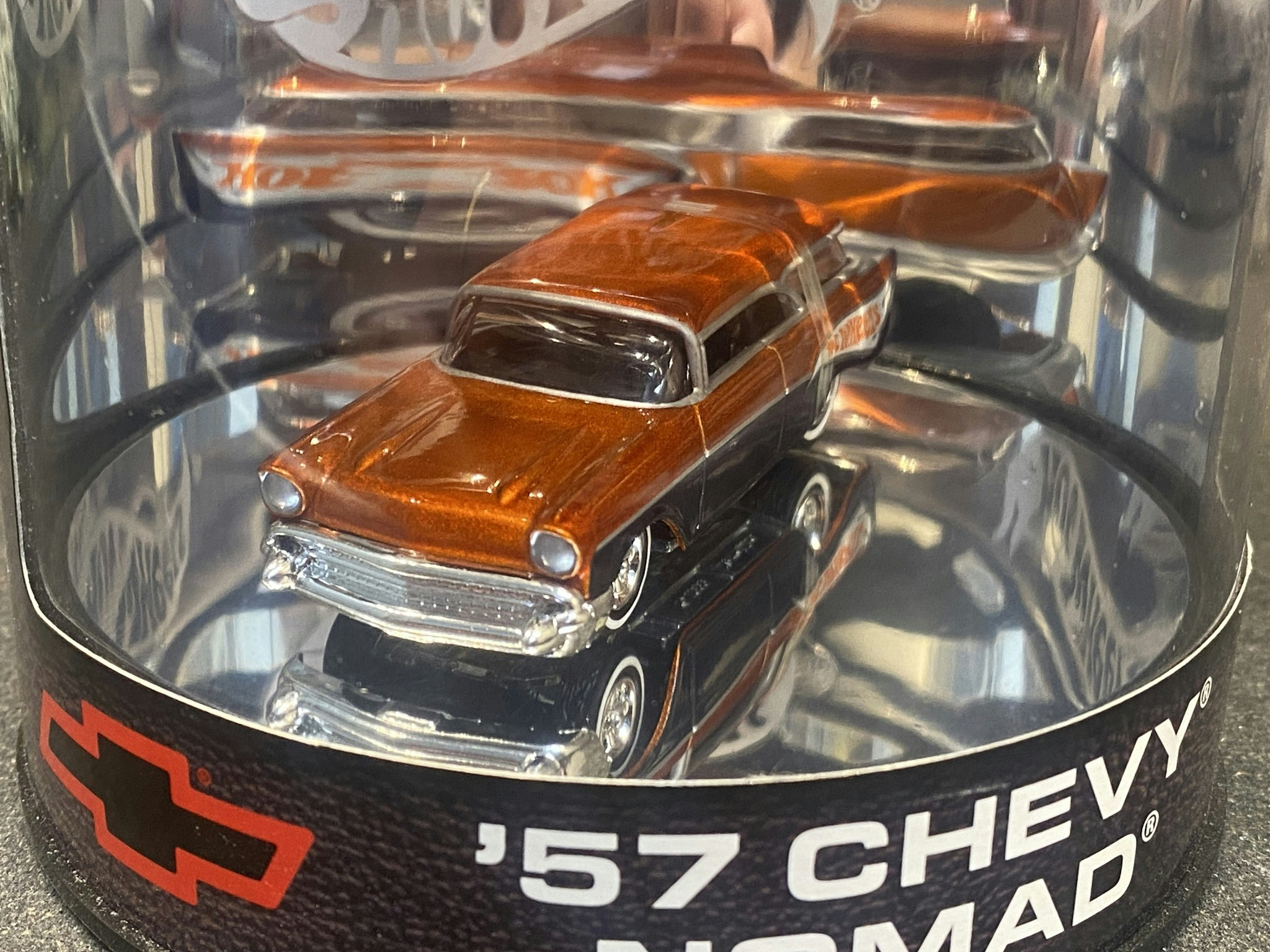 Skala 1/64 Hot Wheels - '57 Chevy Nomad - Special Edition in round box