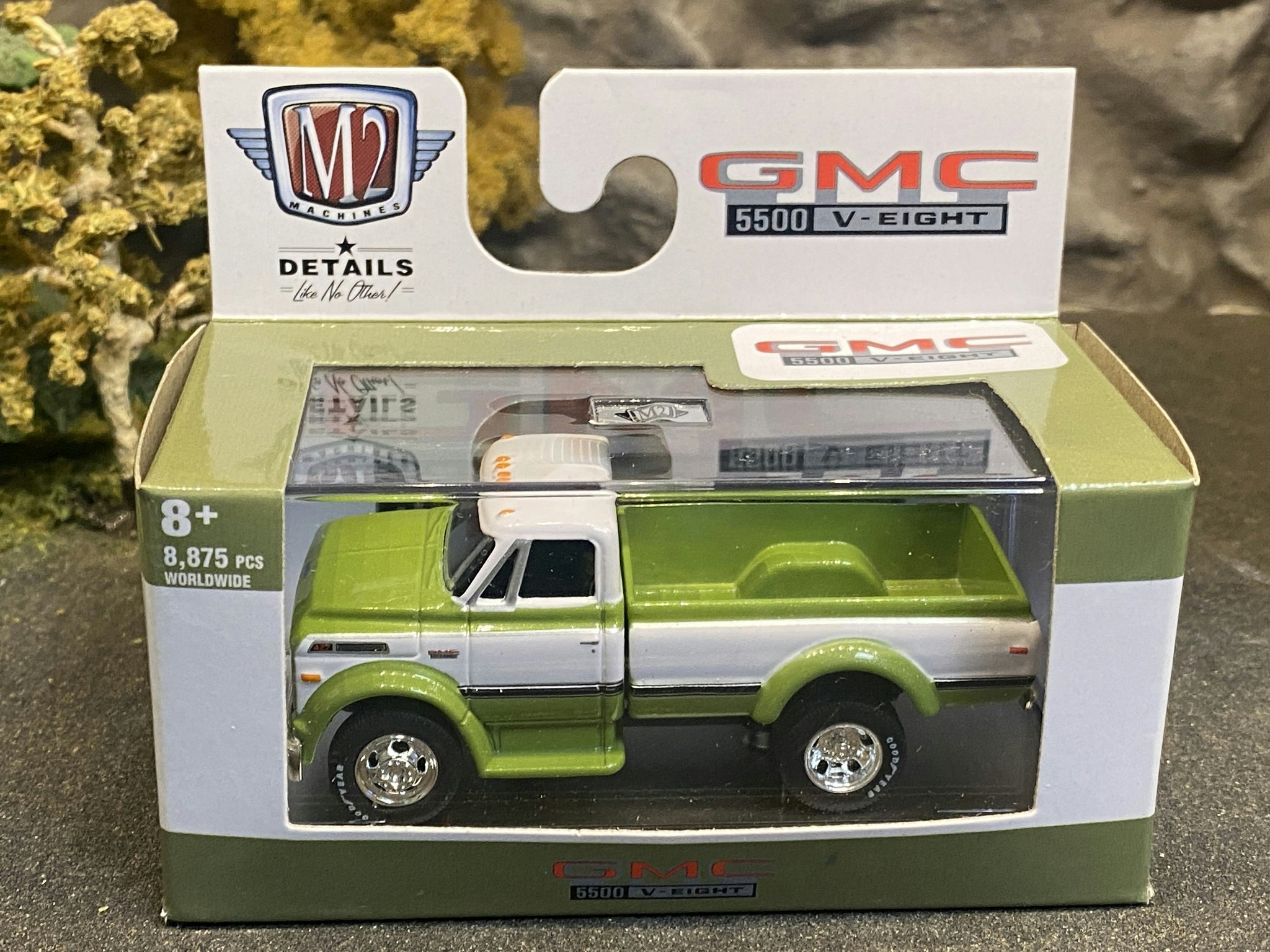 Skala 1/64 GMC 5500 truck 1970' Green/White fr M2 Machines