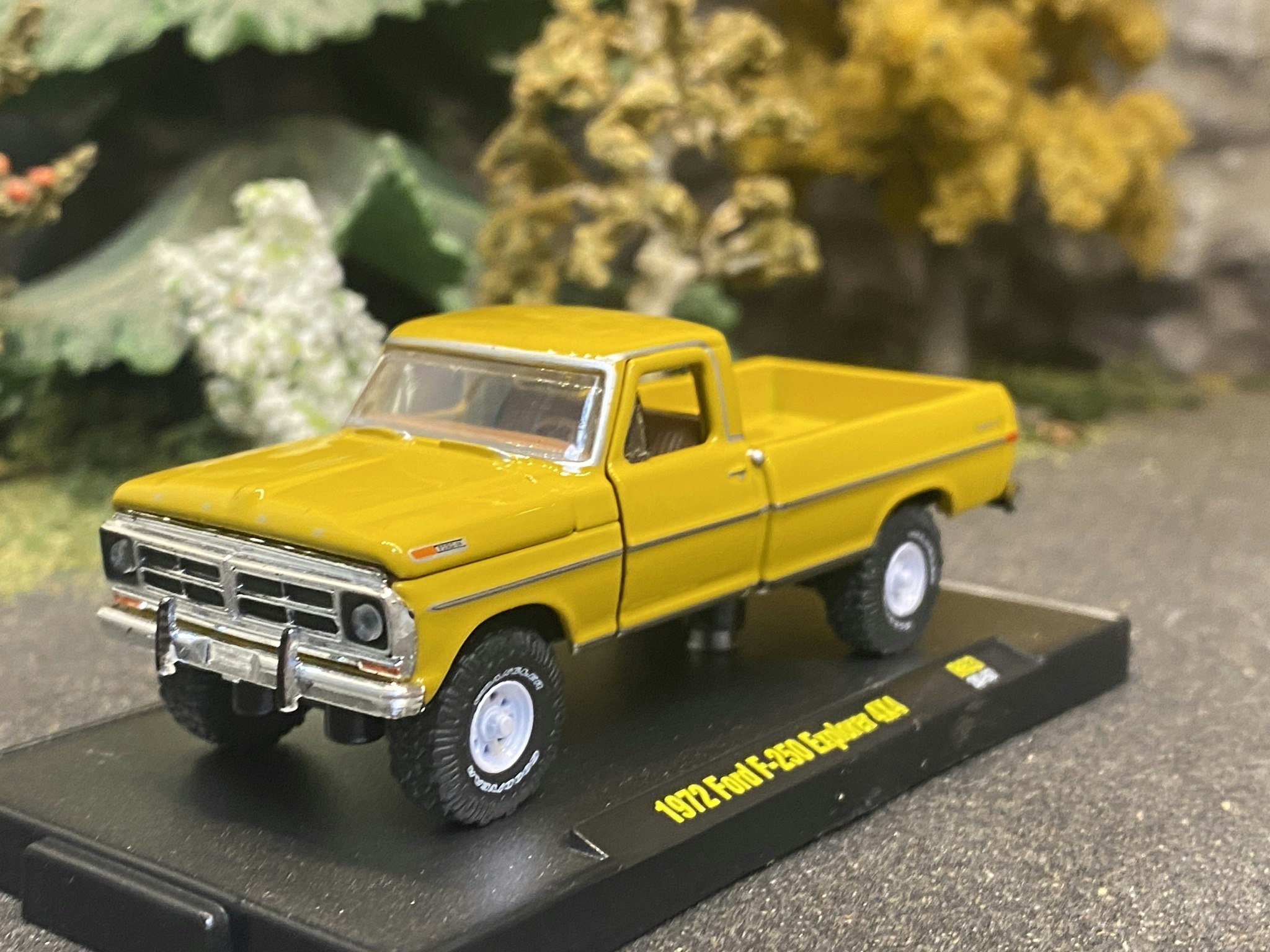 Skala 1/64 Ford F-250 Explorer 4X4 1972' Dark yellow fr M2 Machines