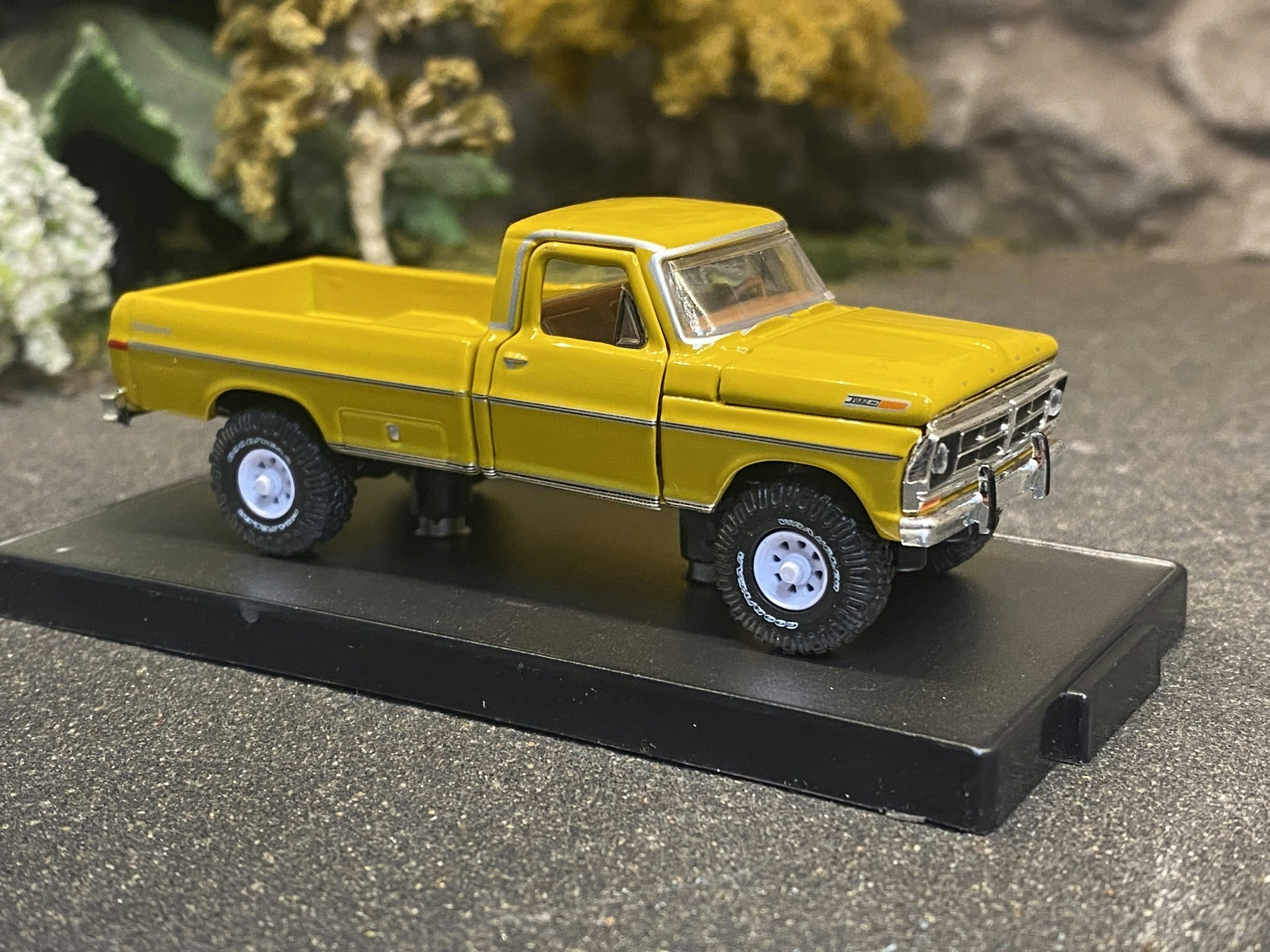 Skala 1/64 Ford F-250 Explorer 4X4 1972' Dark yellow fr M2 Machines